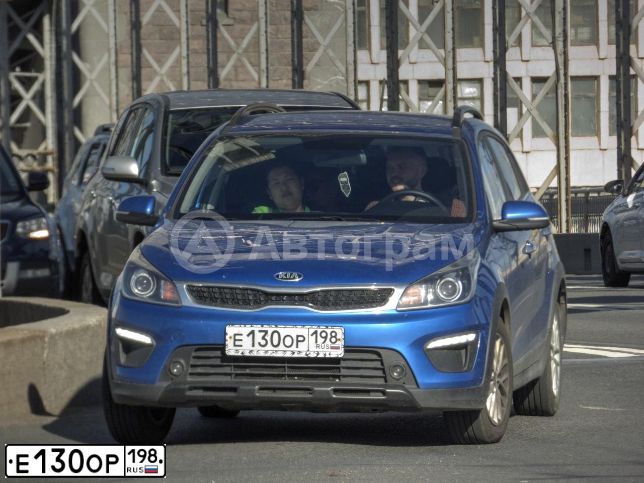 Фото автомобиля KIA RIO, 2019 — госномер Е130ОР198. Цвет: синий