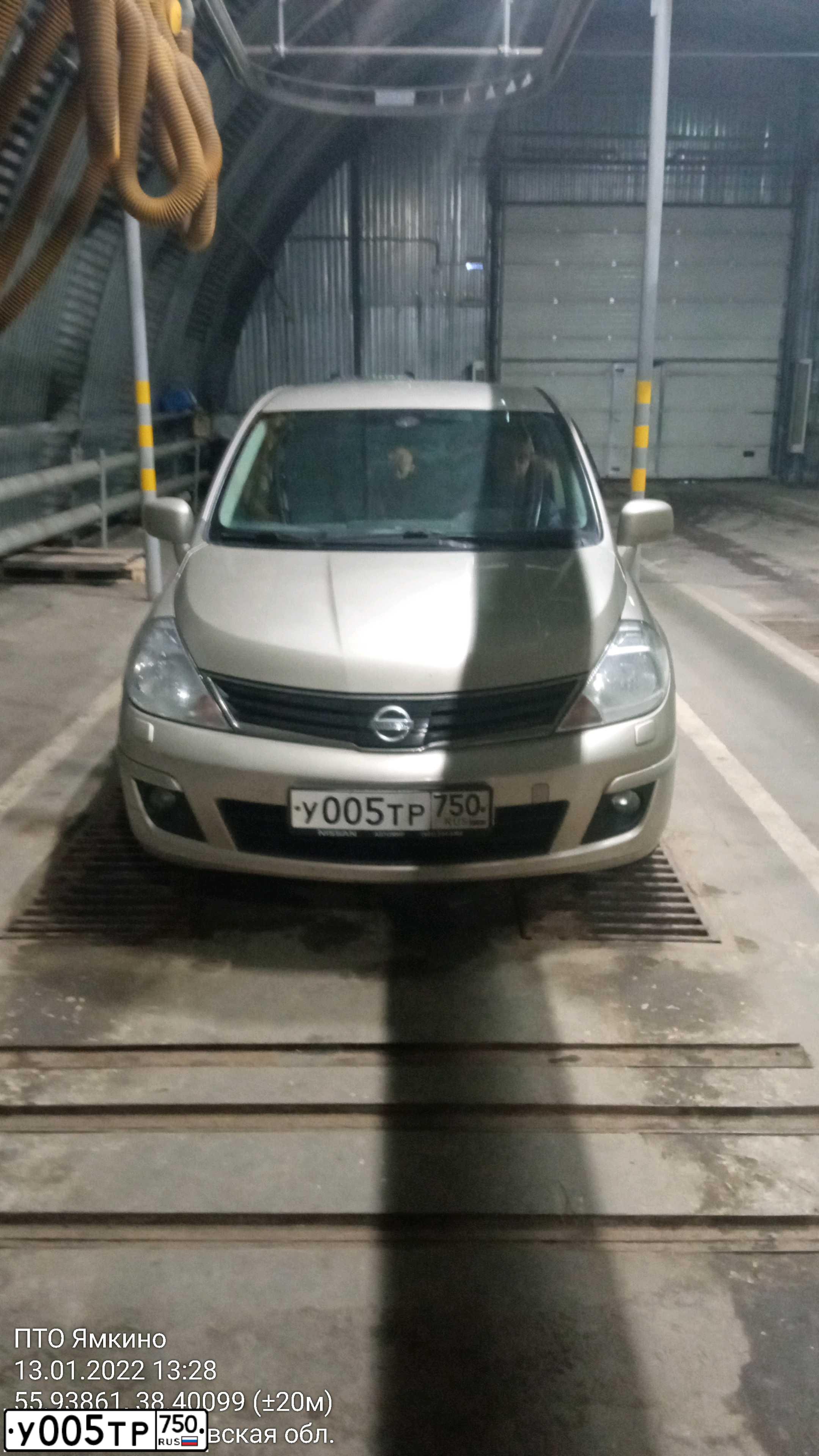 Фото автомобиля NISSAN TIIDA, 2011 — госномер У005ТР750. Цвет: КОРИЧНЕВЫЙ СВЕТЛЫЙ