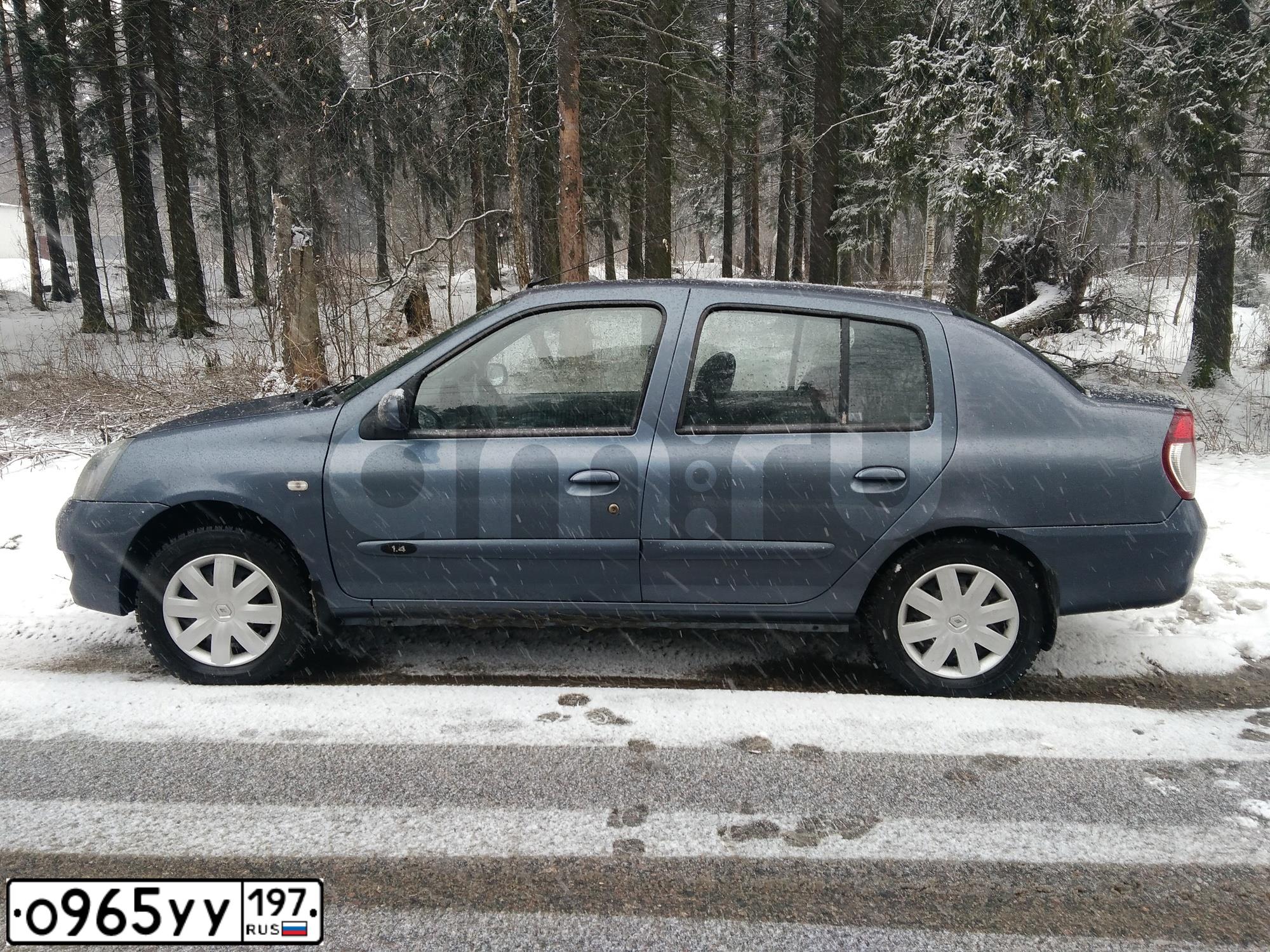 Фото автомобиля RENAULT SYMBOL, 2008 — госномер Р252МУ199. Цвет: СЕРЫЙ