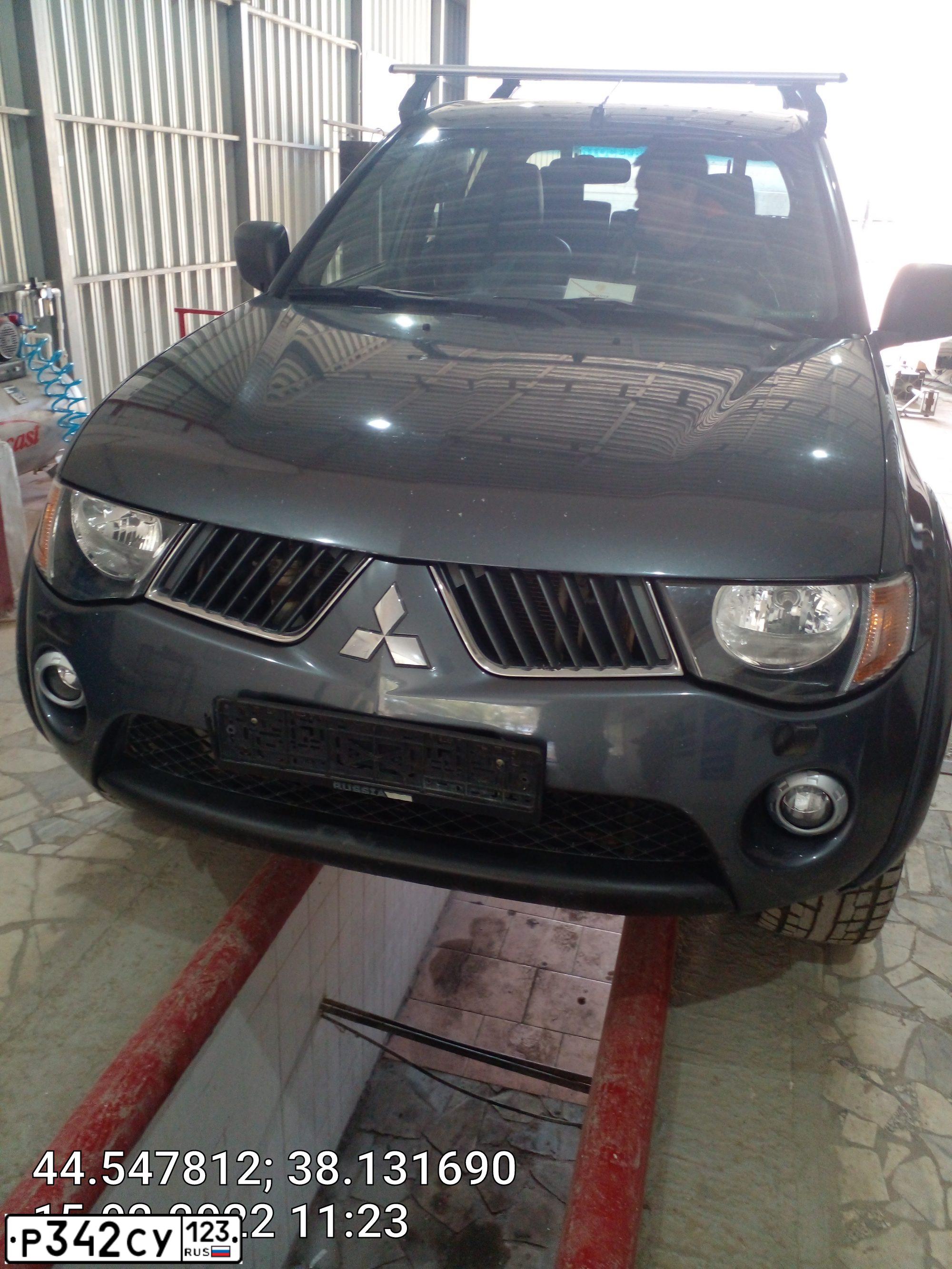 Фото автомобиля MITSUBISHI L 200, 2008 — госномер В060ЕР92. Цвет: темно-серый