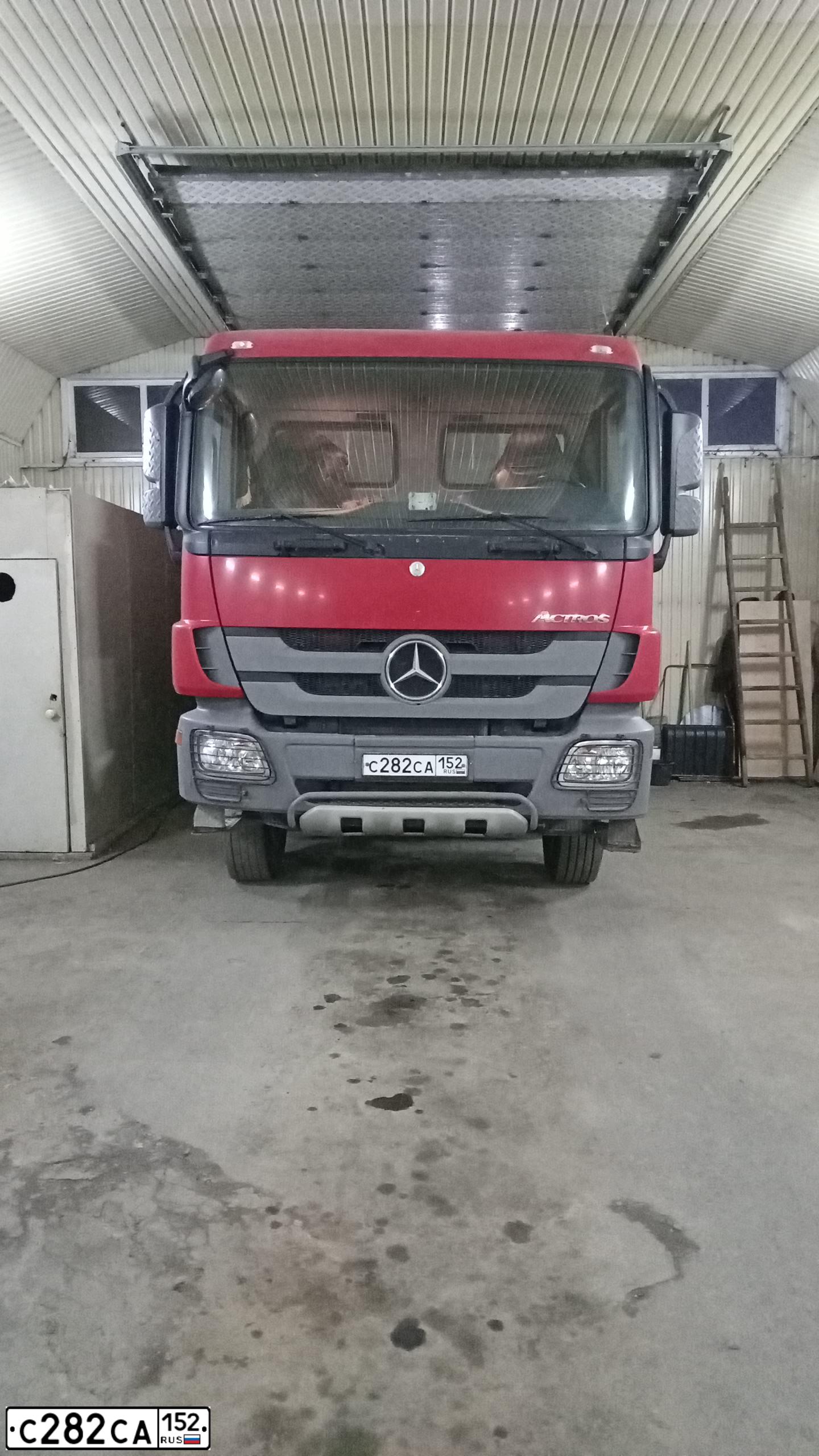 Фото автомобиля MERCEDES ACTROS, 2012 — госномер С282СА152. Цвет: Красный