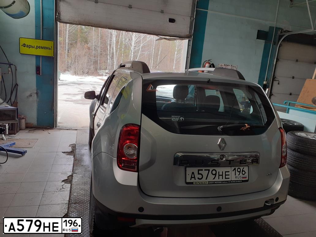 Фото автомобиля RENAULT DUSTER, 2014 — госномер А579НЕ196. Цвет: СЕРЫЙ