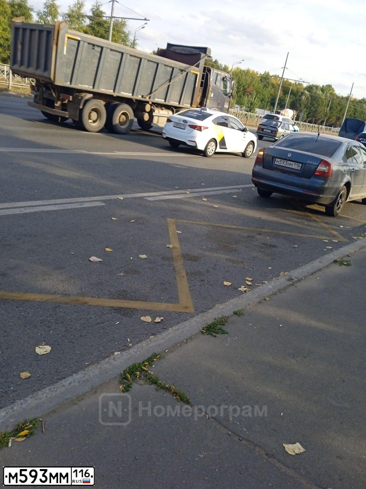 Фото автомобиля SKODA OCTAVIA, 2009 — госномер Н454РТ716. Цвет: СЕРЫЙ