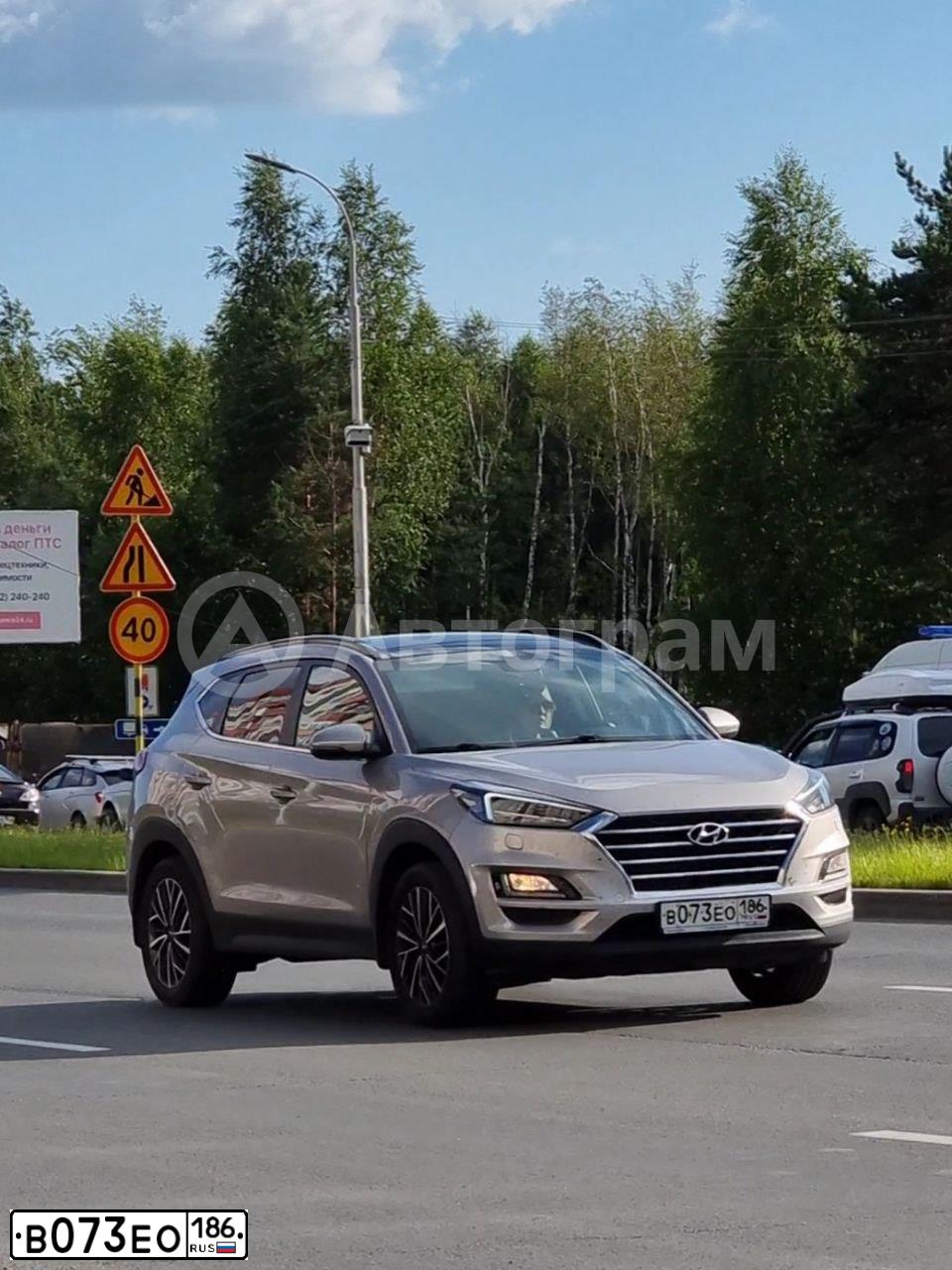 Фото автомобиля HYUNDAI TUCSON, 2019 — госномер В073ЕО186. Цвет: СВЕТЛО-БЕЖЕВЫЙ