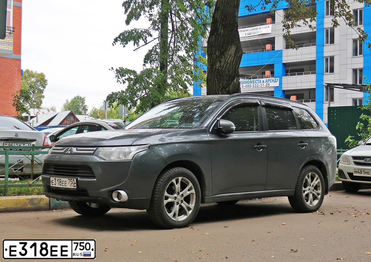 Фото автомобиля MITSUBISHI OUTLANDER, 2014 — госномер Е318ЕЕ750. Цвет: СЕРЫЙ