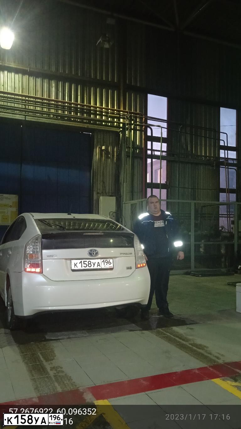 Фото автомобиля TOYOTA PRIUS, 2010 — госномер К158УА196. Цвет: Белый