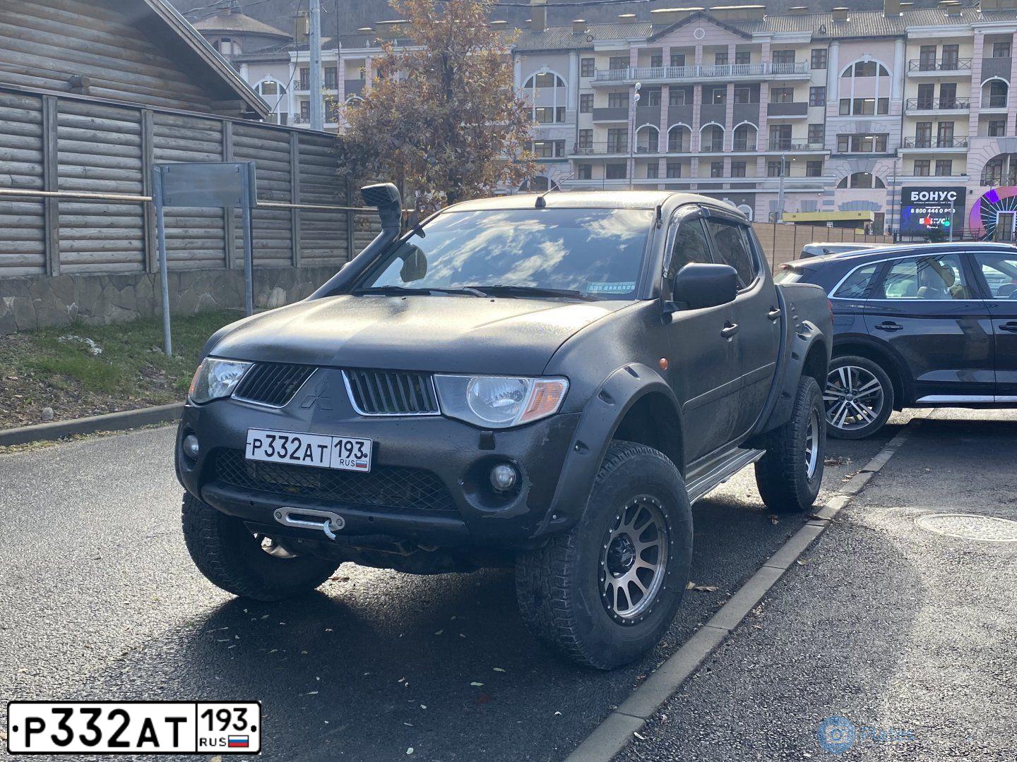 Фото автомобиля MITSUBISHI L 200, 2008 — госномер У200НР26. Цвет: ЧЕРНЫЙ