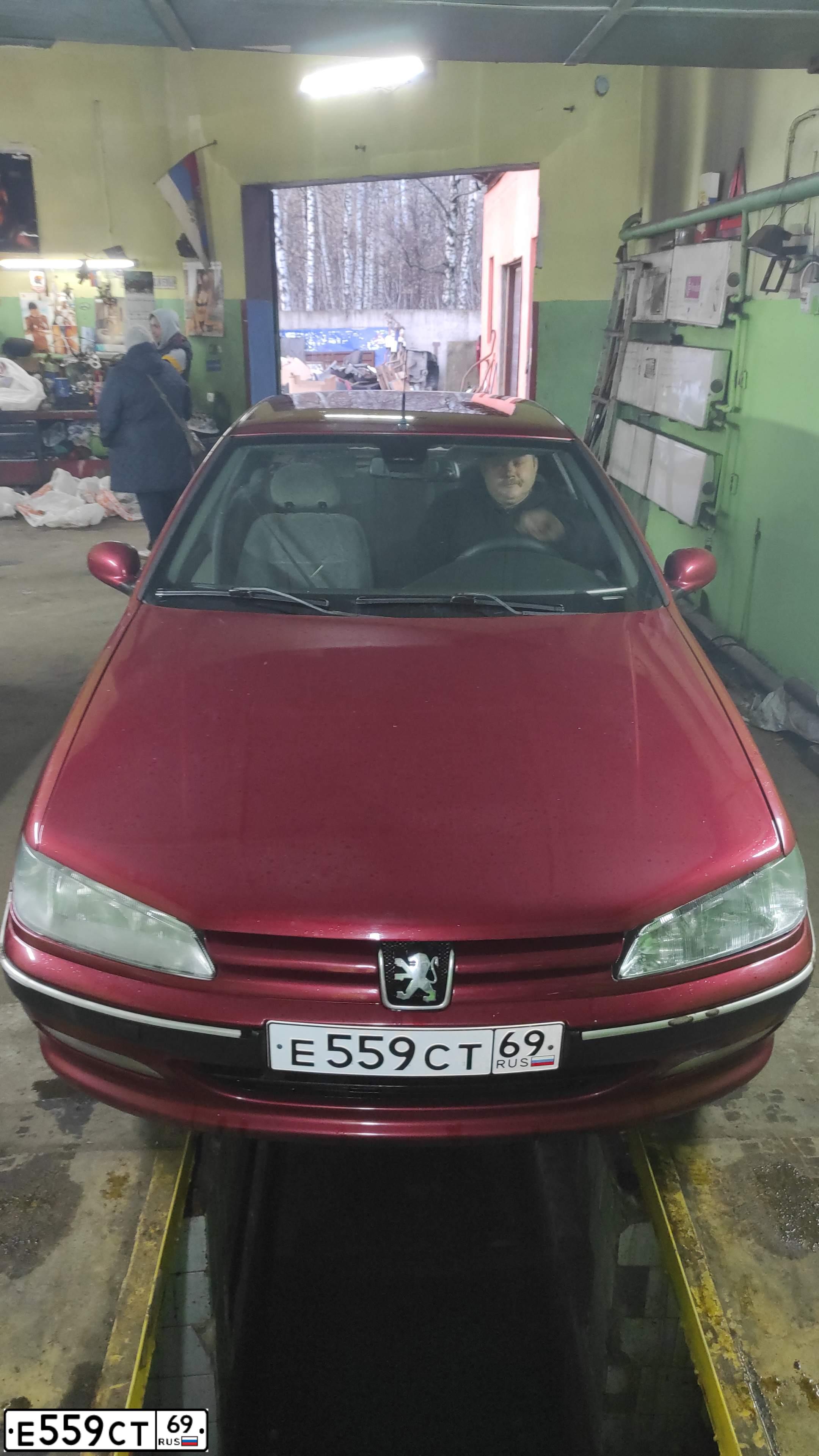 Фото автомобиля PEUGEOT 406, 1996 — госномер О355КС790. Цвет: Красный