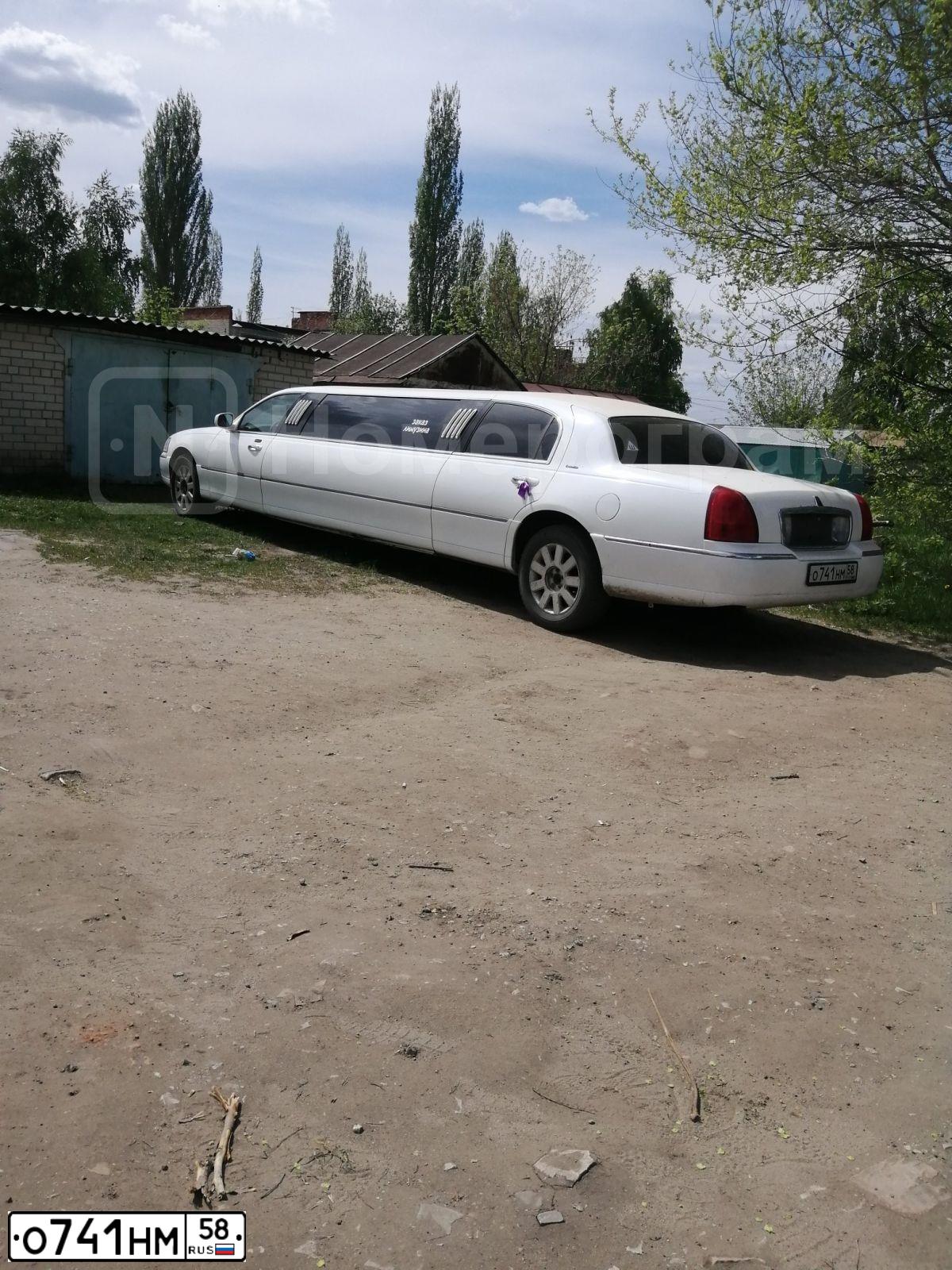 Фото автомобиля LINCOLN TOWN CAR, 2003 — госномер О741НМ58