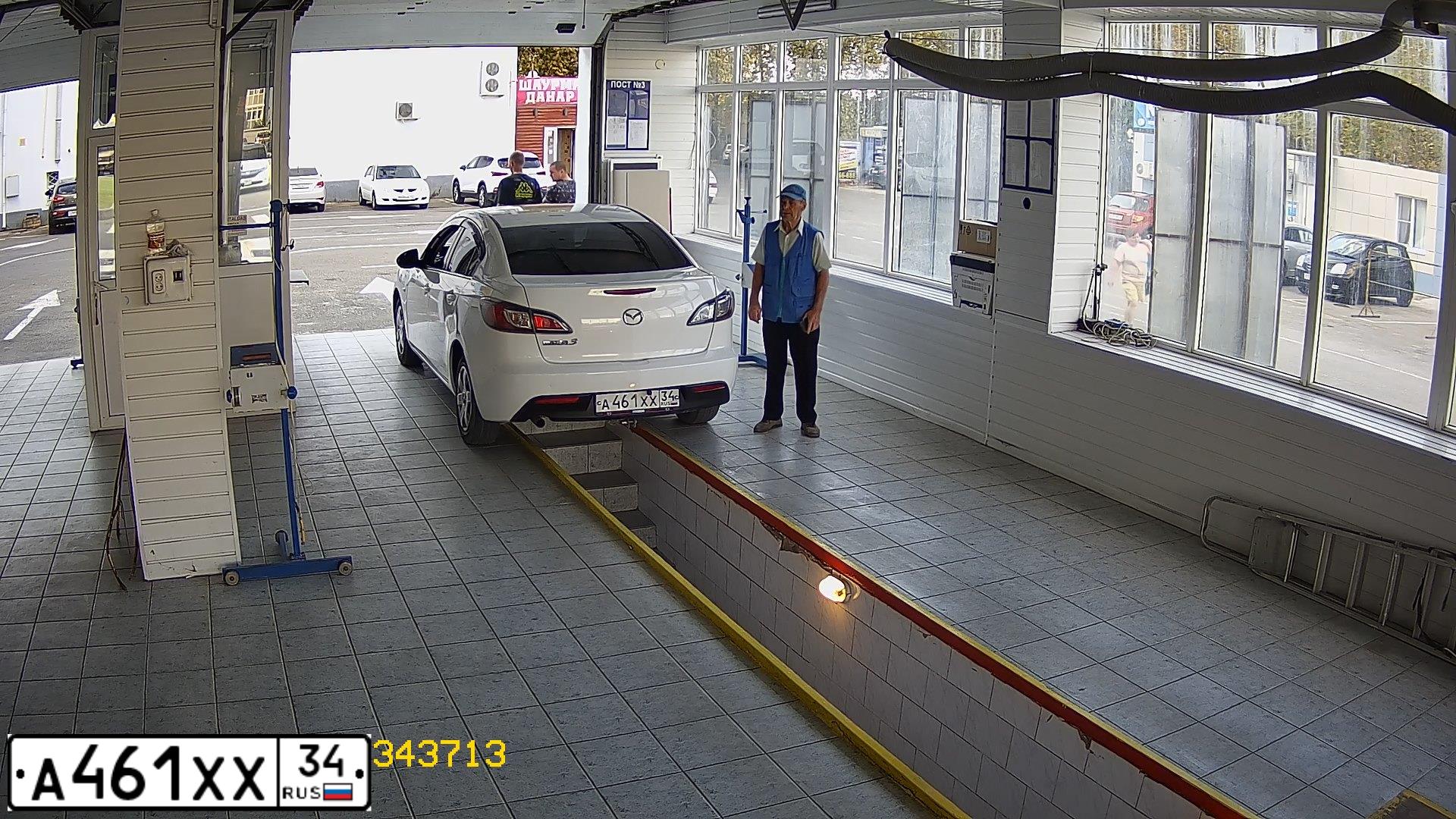 Фото автомобиля MAZDA 3, 2010 — госномер А461ХХ34. Цвет: БЕЛЫЙ