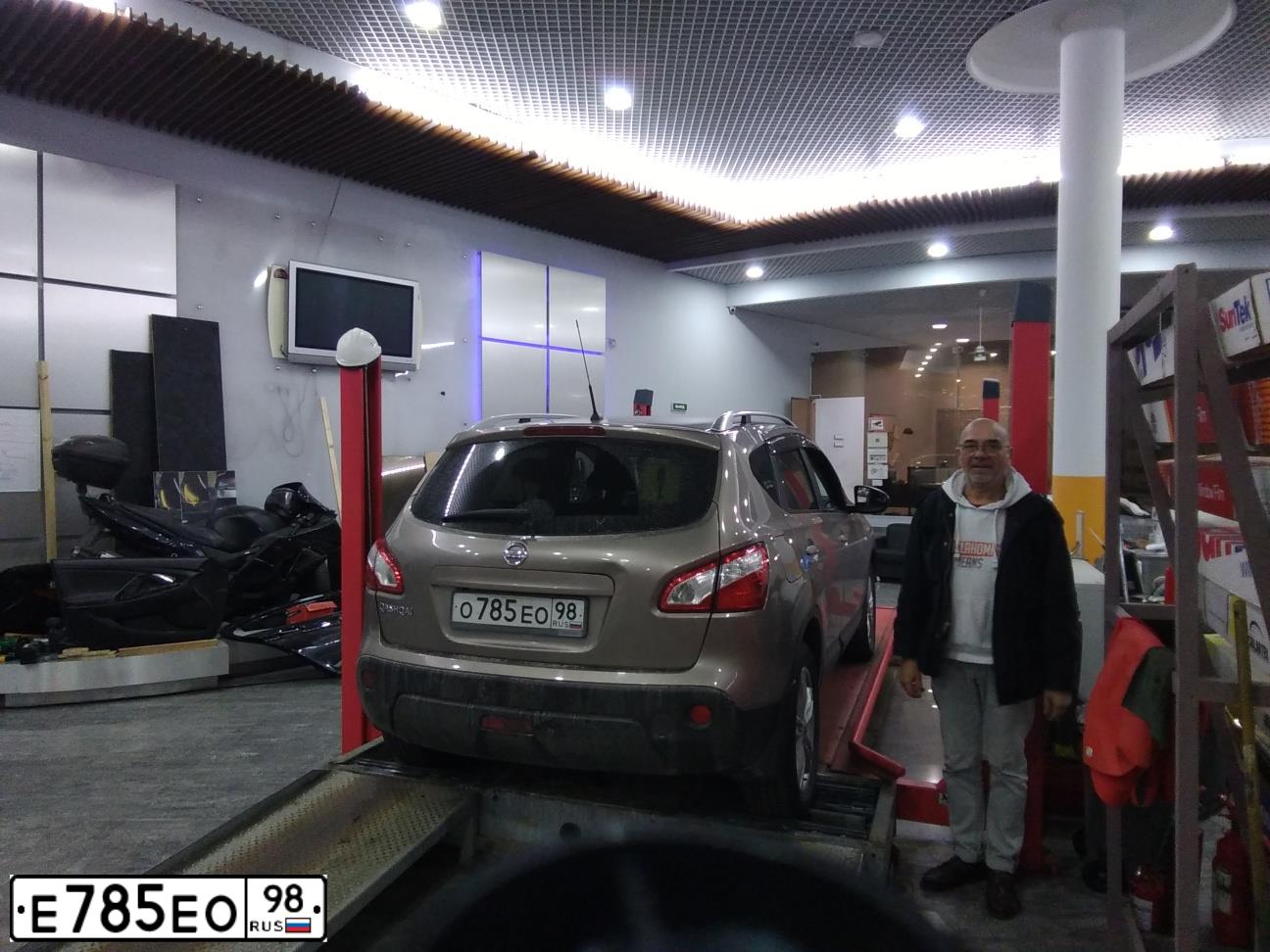 Фото автомобиля NISSAN QASHQAI, 2010 — госномер О785ЕО98. Цвет: СВЕТЛО-КОРИЧНЕВЫЙ