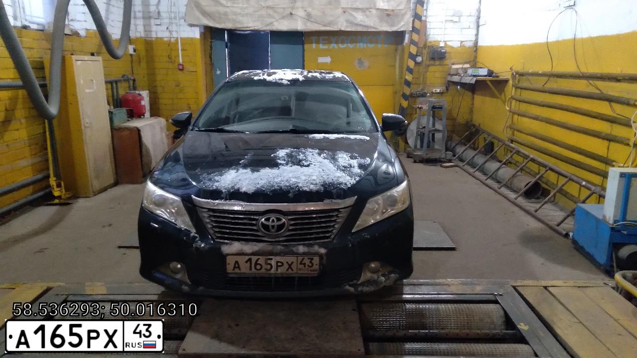 Фото автомобиля TOYOTA CAMRY, 2013 — госномер У165СЕ43. Цвет: Темно-серый металлик