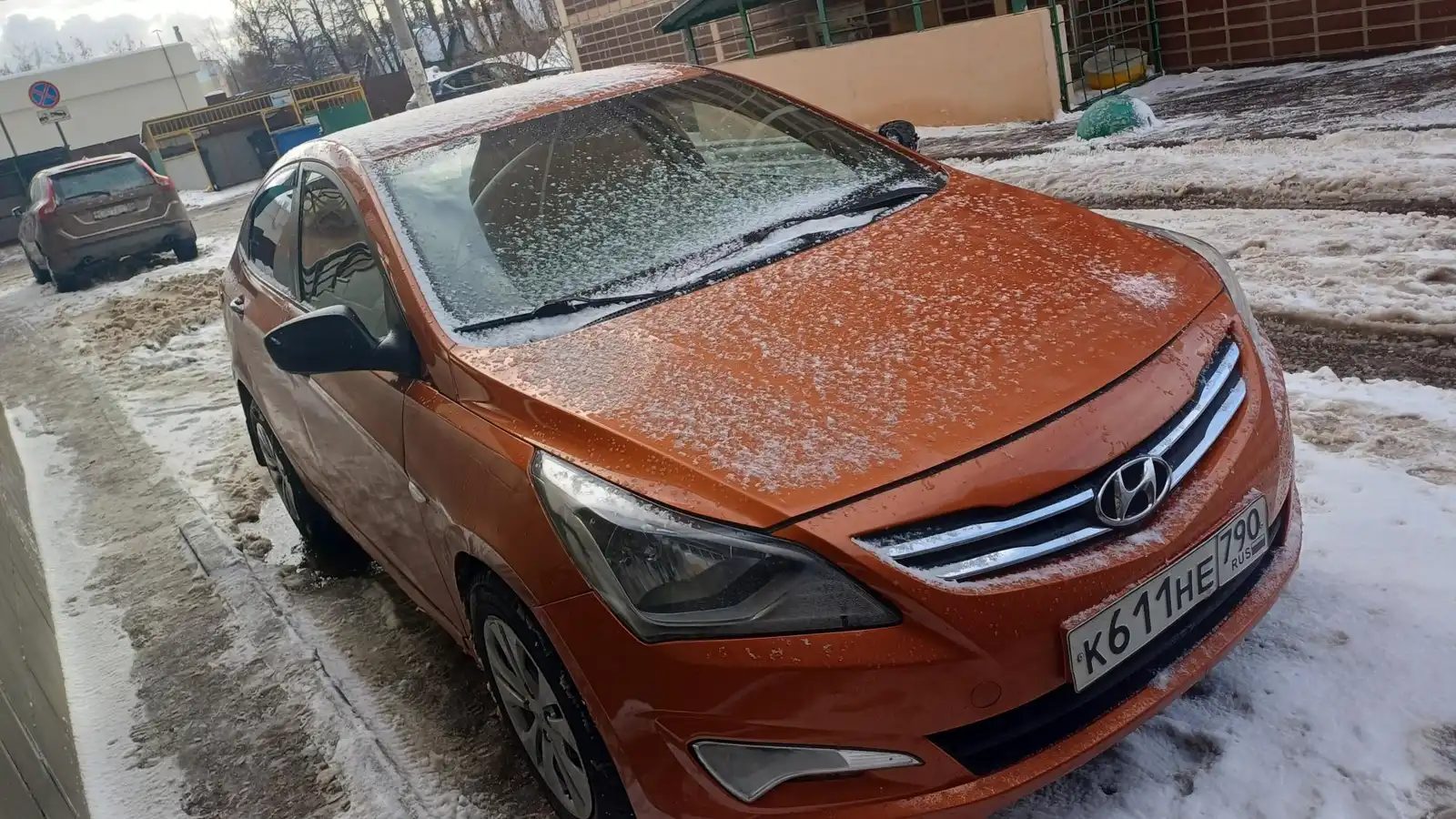 Фото автомобиля HYUNDAI SOLARIS, 2015 — госномер А027НМ62. Цвет: ОРАНЖЕВЫЙ