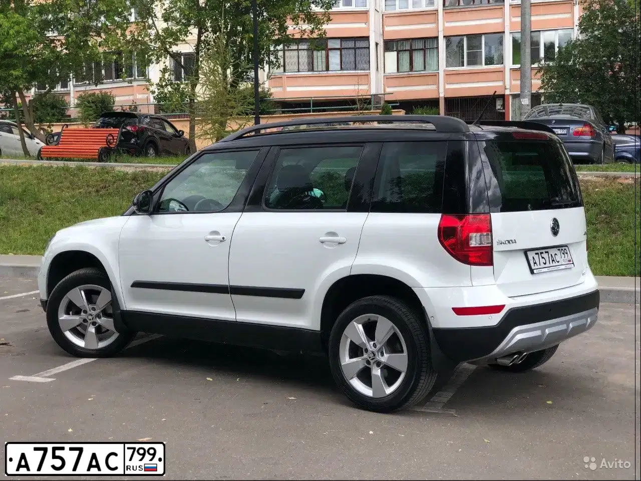 Фото автомобиля VOLKSWAGEN CARAVELLE, 2017 — госномер А757АС799. Цвет: Коричневый
