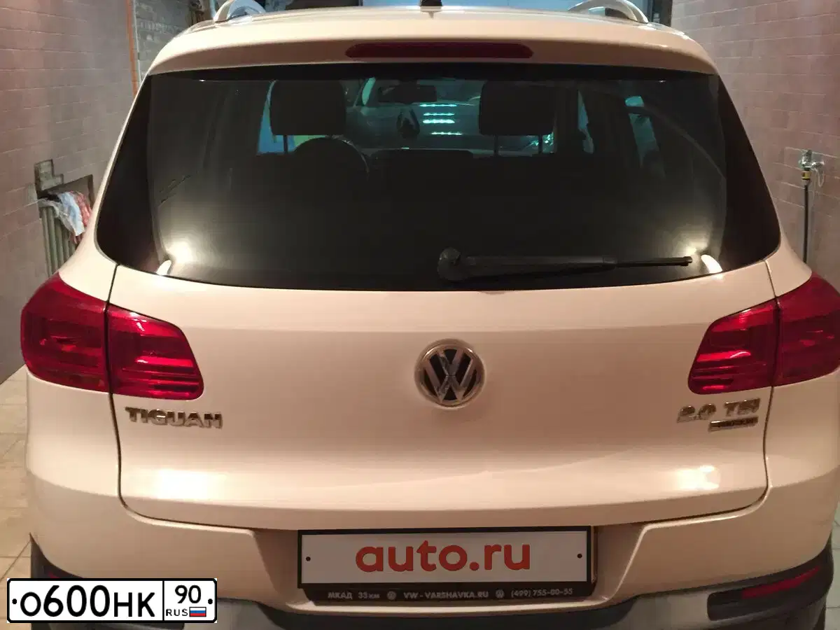 Фото автомобиля VOLKSWAGEN TIGUAN, 2012 — госномер К555АА790. Цвет: Белый