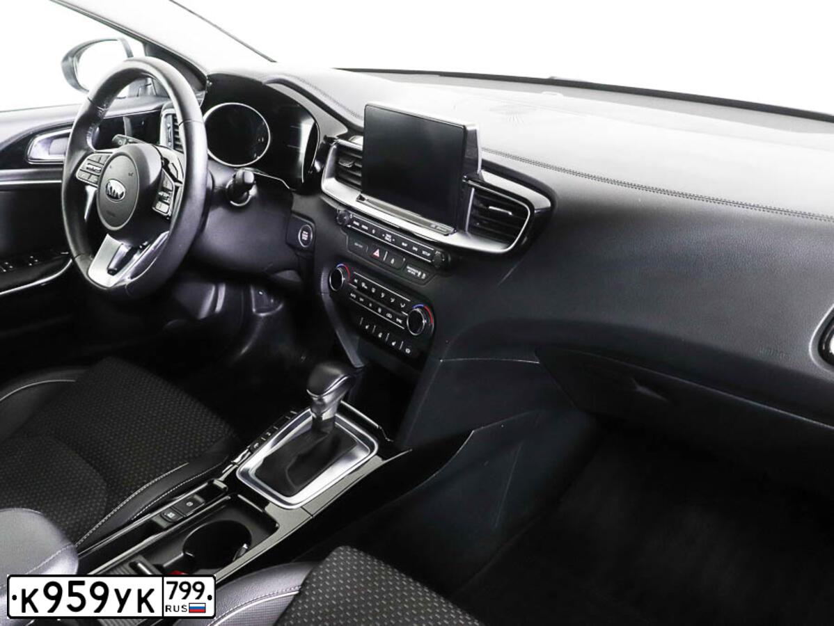 Фото автомобиля KIA CEE'D, 2018 — госномер К959УК799. Цвет: Белый