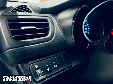 Фото автомобиля KIA RIO, 2016 — госномер Т795КУ178. Цвет: Коричневый
