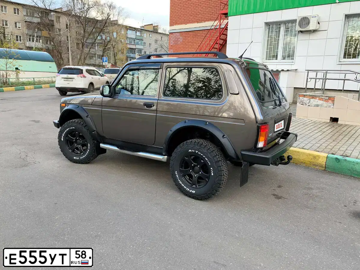 Фото автомобиля CHEVROLET NIVA, 2004 — госномер Е555УТ58. Цвет: БЕЖЕВЫЙ-МЕТАЛЛИК