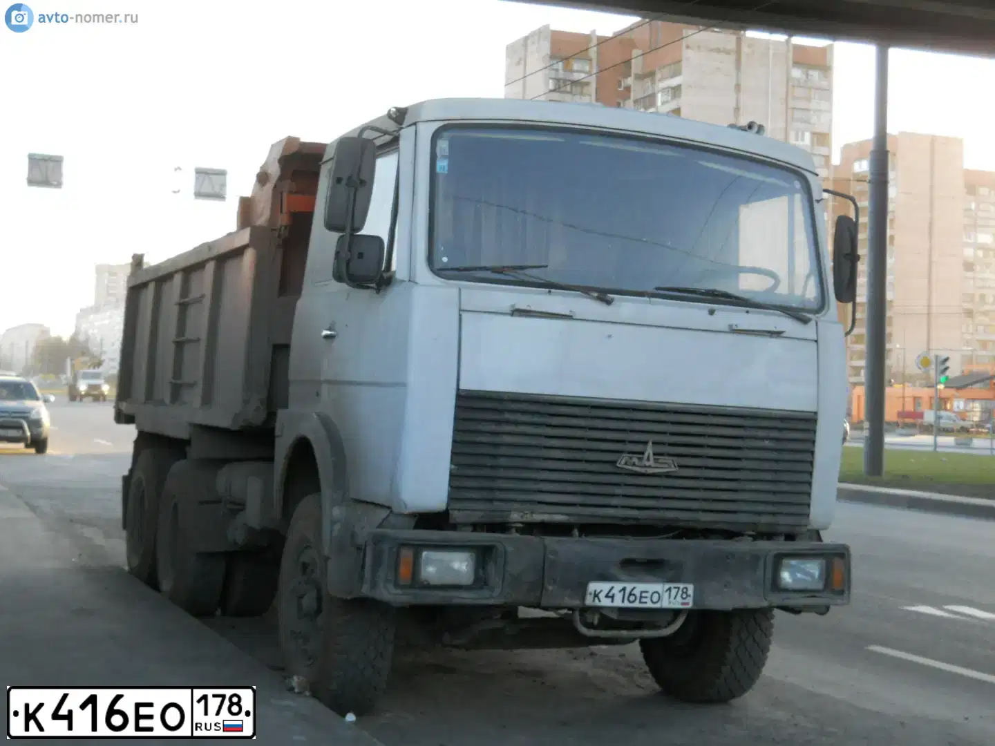 Фото автомобиля МАЗ5516, 1999 — госномер М176КВ93. Цвет: СЕРЫЙ