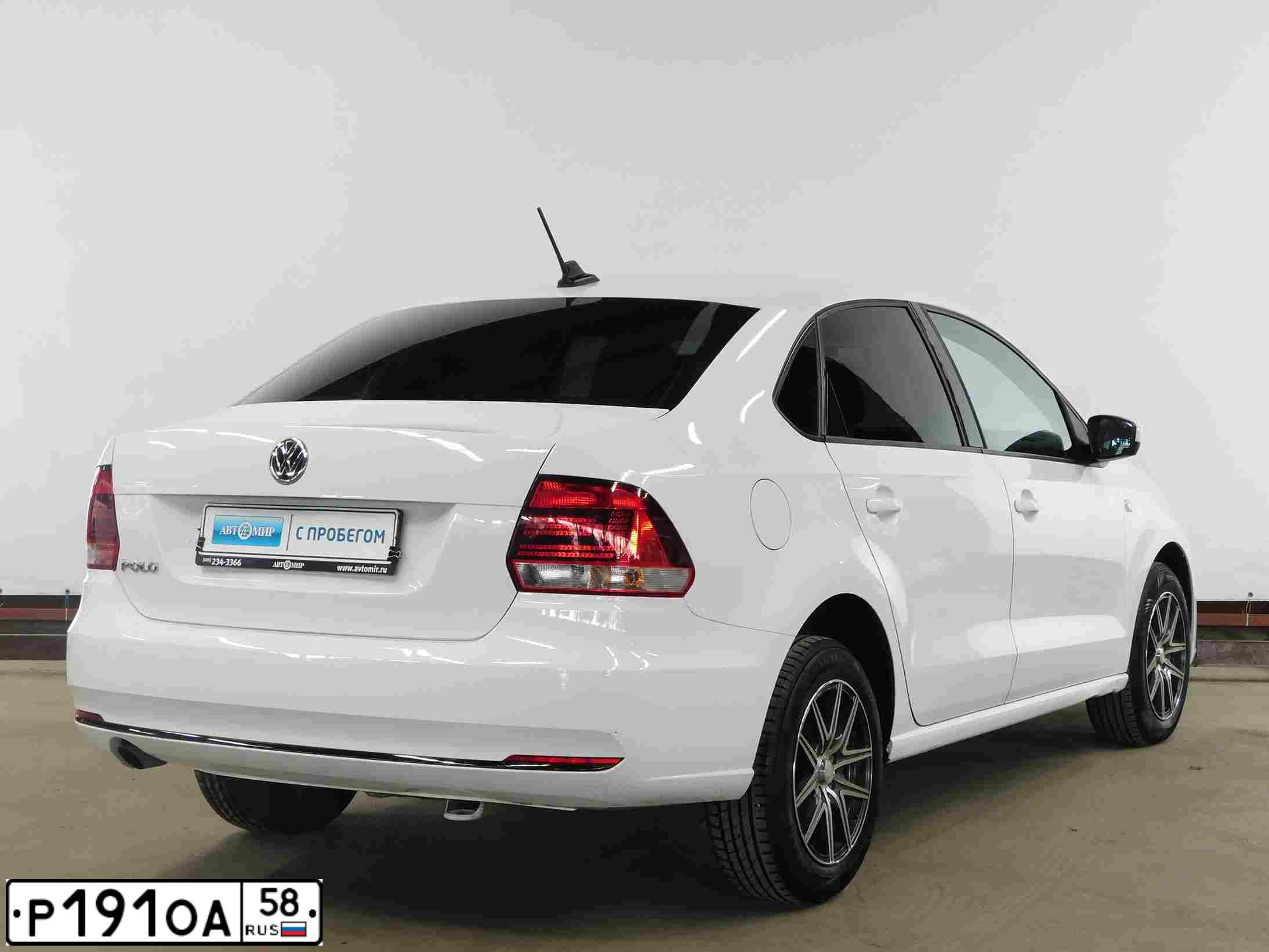 Фото автомобиля VOLKSWAGEN POLO, 2017 — госномер А354КЕ136. Цвет: БЕЛЫЙ