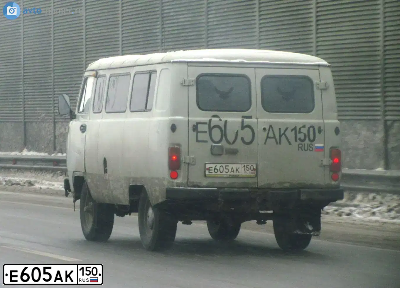 Фото автомобиля UAZ 3741, 2004 — госномер Е605АК150. Цвет: БЕЛАЯ НОЧЬ