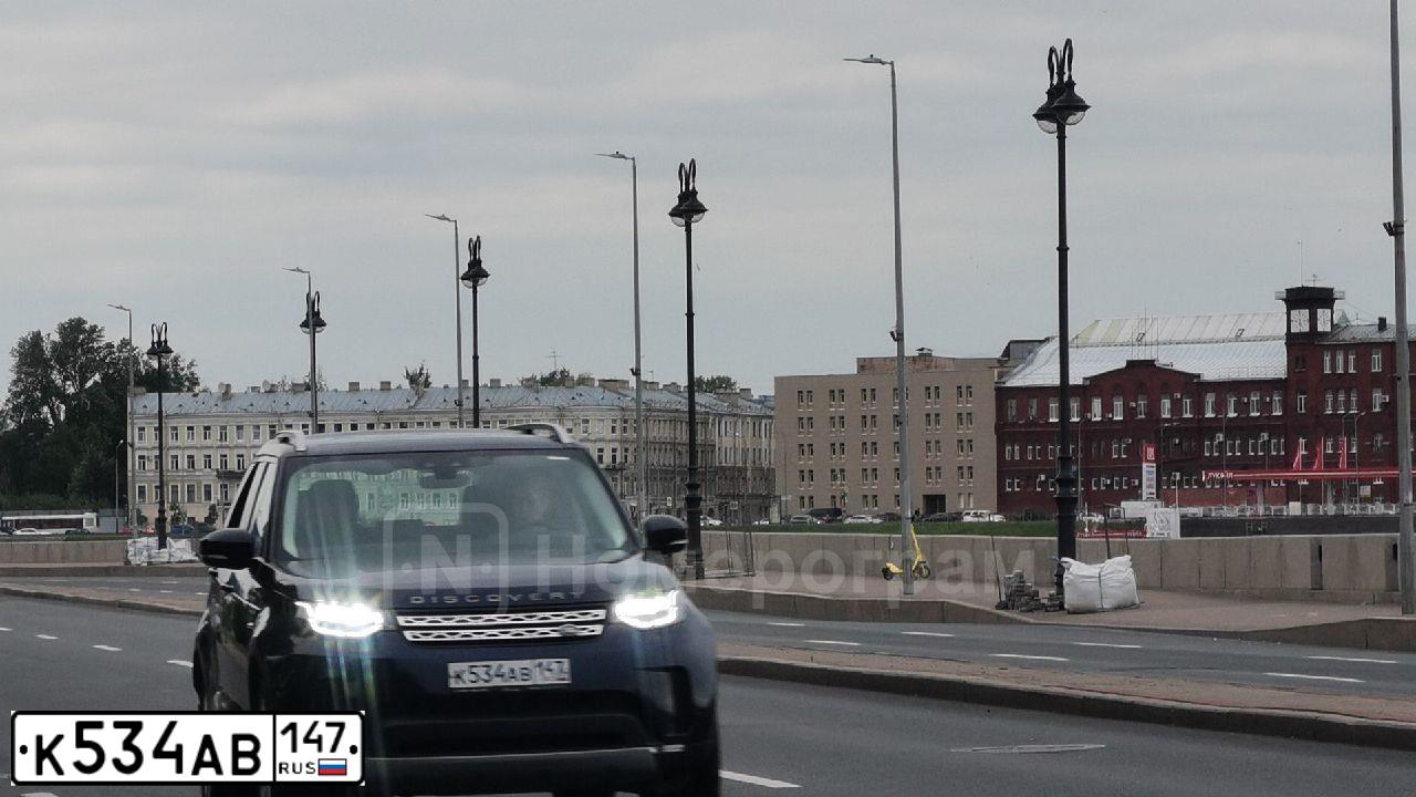 Фото автомобиля LANDROVER DISCOVERY, 2018 — госномер М060ТК198. Цвет: Темно-синий