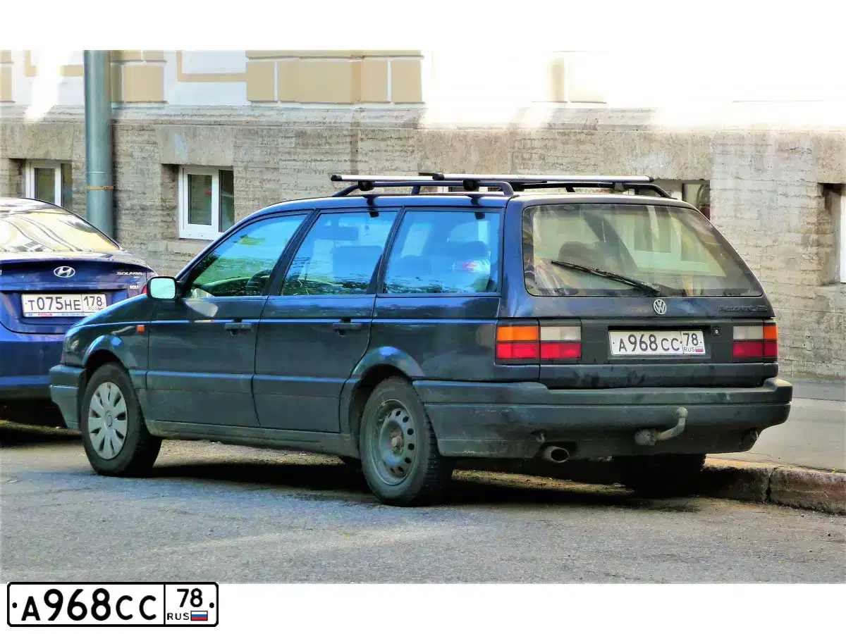 Фото автомобиля VOLKSWAGEN PASSAT, 1989 — госномер А100ХУ147. Цвет: синий