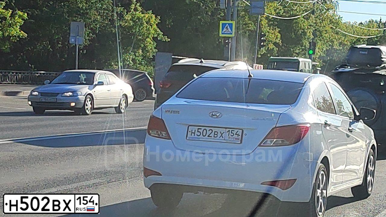 Фото автомобиля HYUNDAI SOLARIS, 2014 — госномер Н502ВХ154. Цвет: БЕЛЫЙ