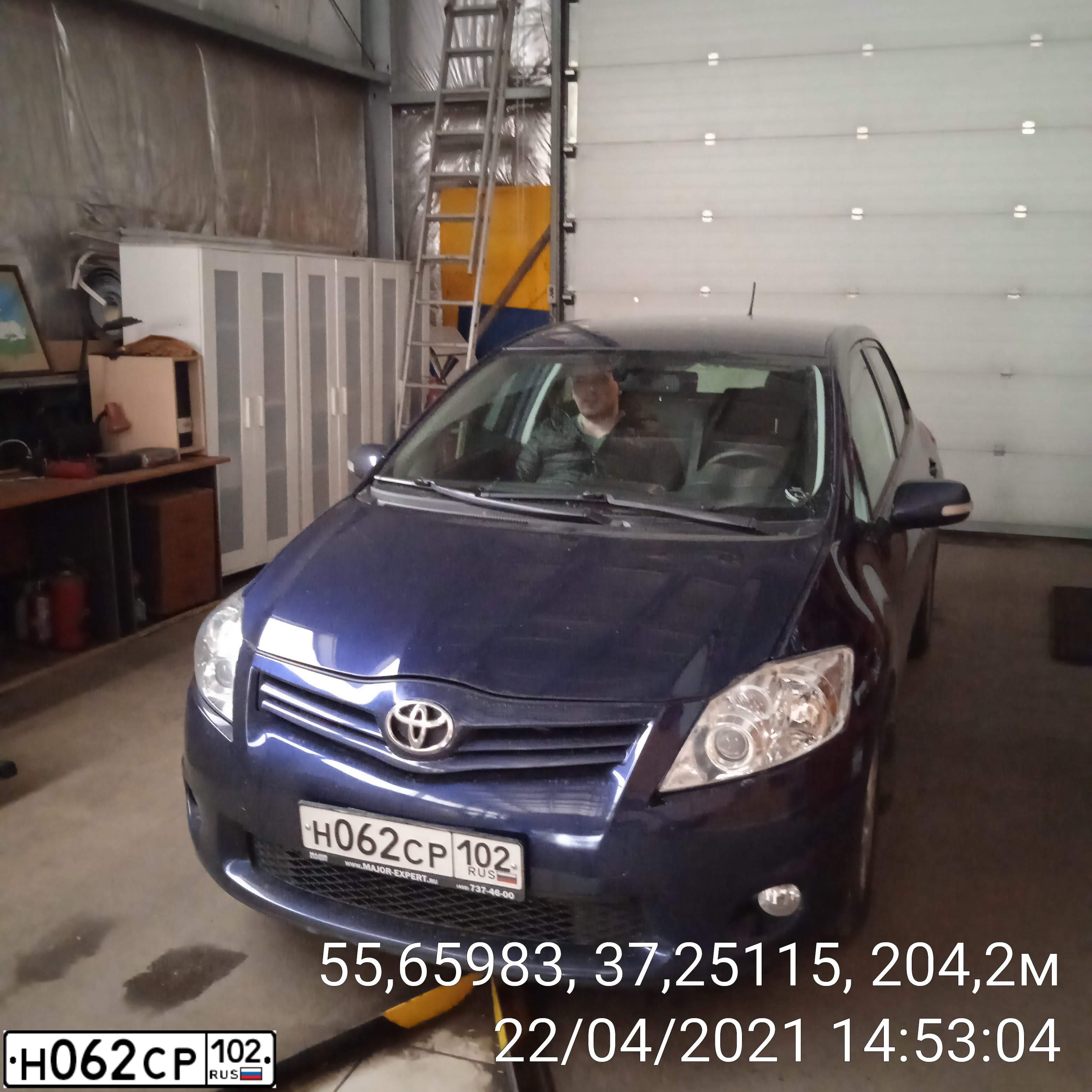 Фото автомобиля TOYOTA AURIS, 2012 — госномер В823ВТ790. Цвет: Темно-синий