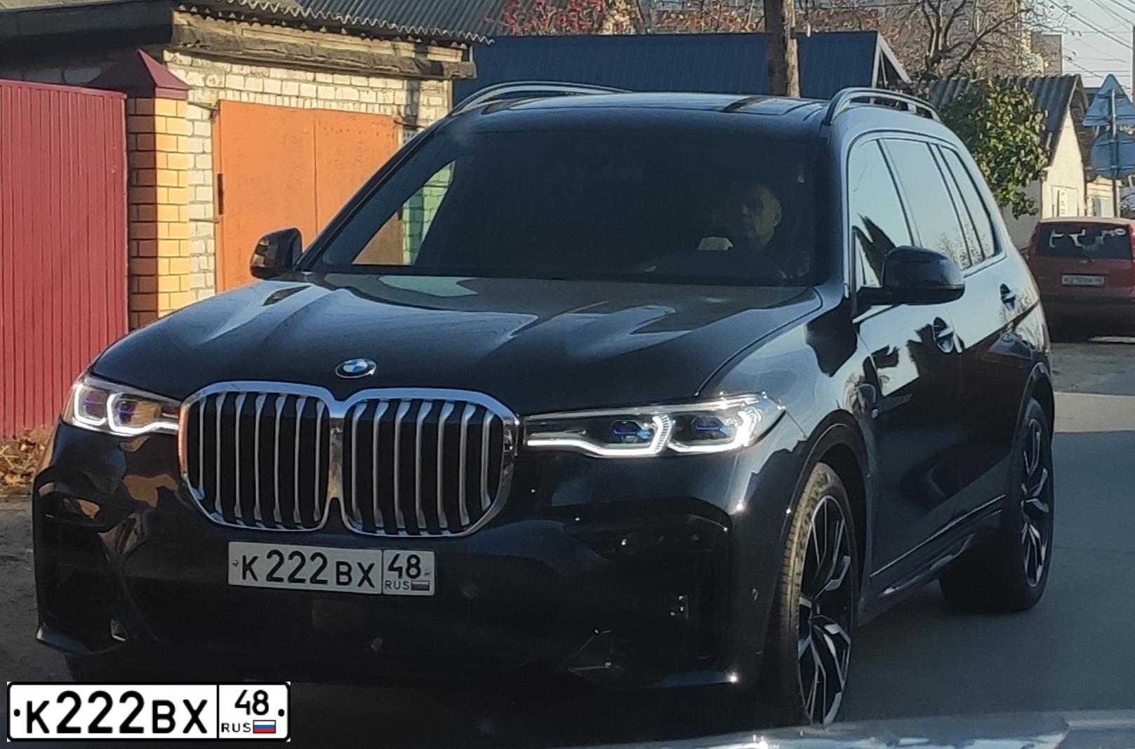 Фото автомобиля TOYOTA CAMRY, 2016 — госномер К222ВХ48. Цвет: БЕЛЫЙ ПЕРЛАМУТР