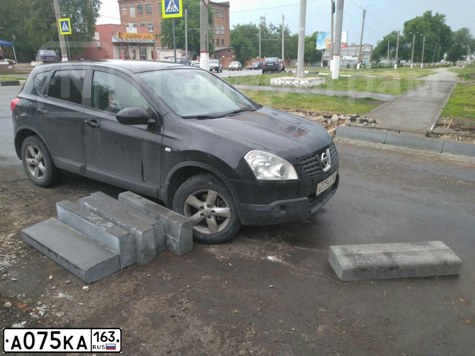 Фото автомобиля NISSAN QASHQAI, 2008 — госномер А075КА163. Цвет: ЧЕРНЫЙ