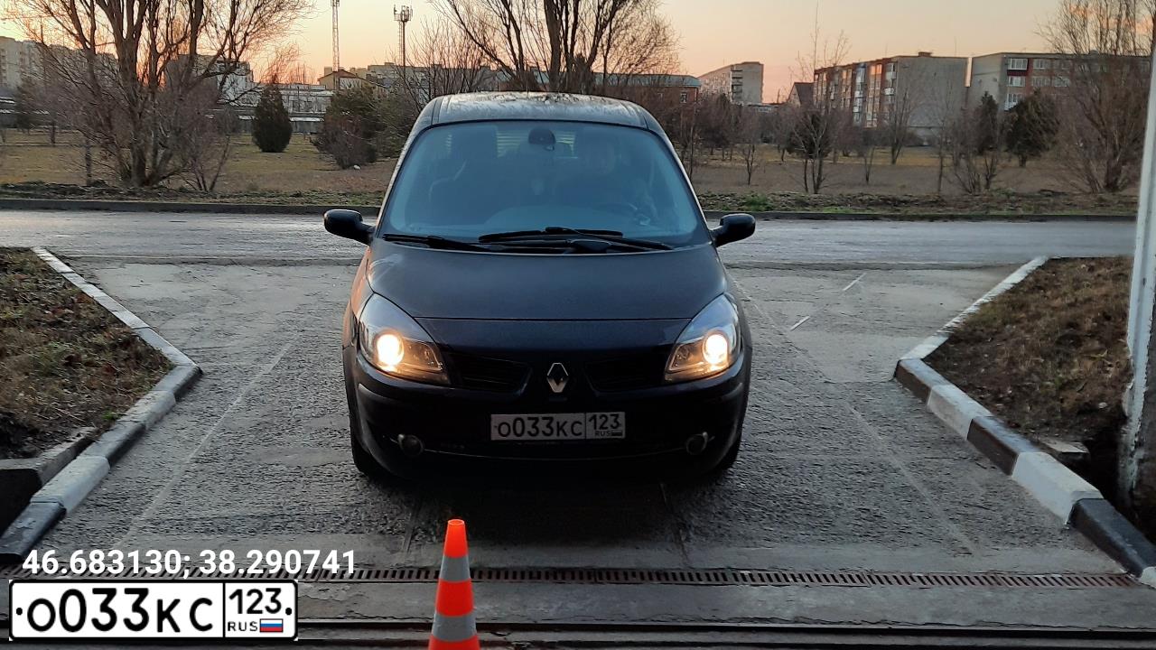 Фото автомобиля RENAULT MEGANE /GRAND/ SCENIC, 2008 — госномер О033КС123. Цвет: ЧЕРНЫЙ