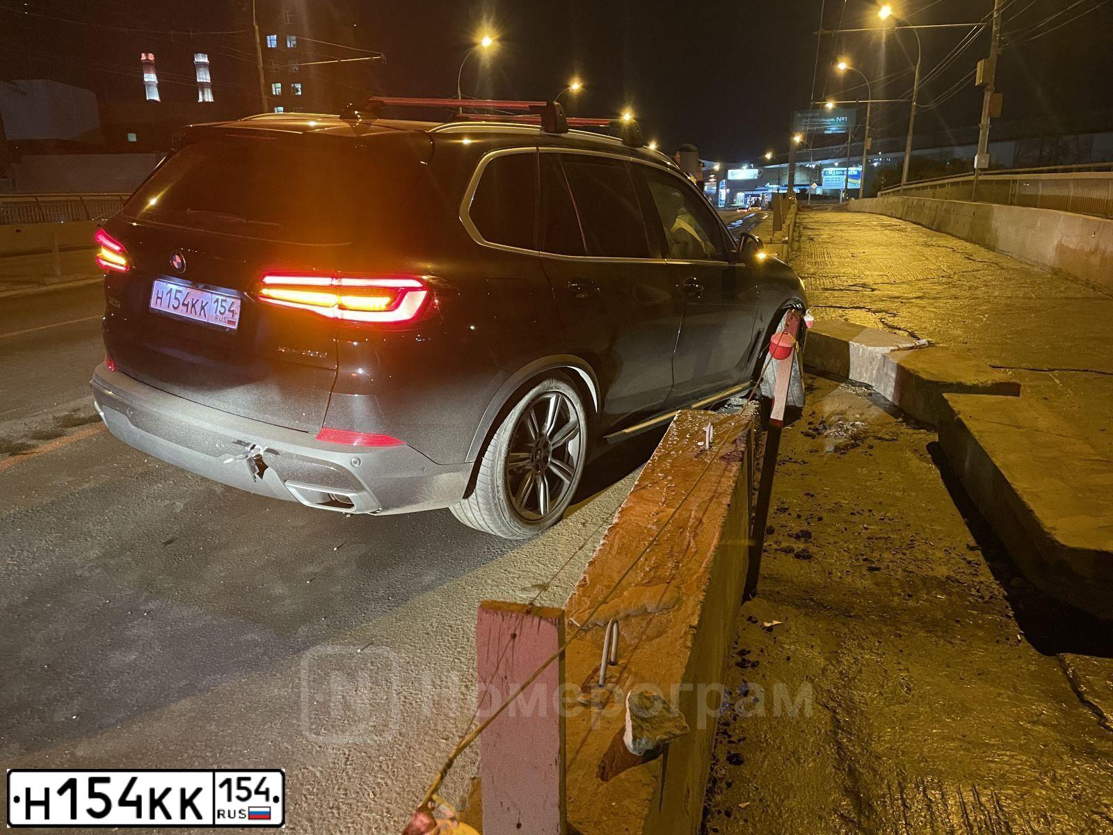 Фото автомобиля BMW X5, 2018 — госномер Н154КК154. Цвет: БЕЛЫЙ МЕТАЛЛИК