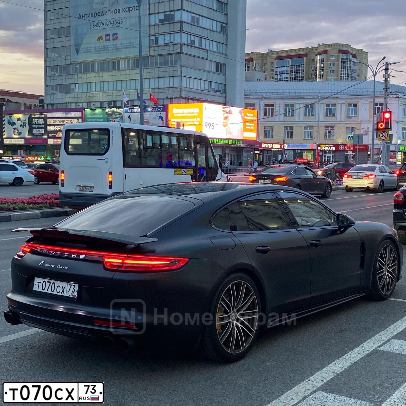 Фото автомобиля PORSCHE PANAMERA, 2017 — госномер Т070СХ73. Цвет: ЧЕРНЫЙ