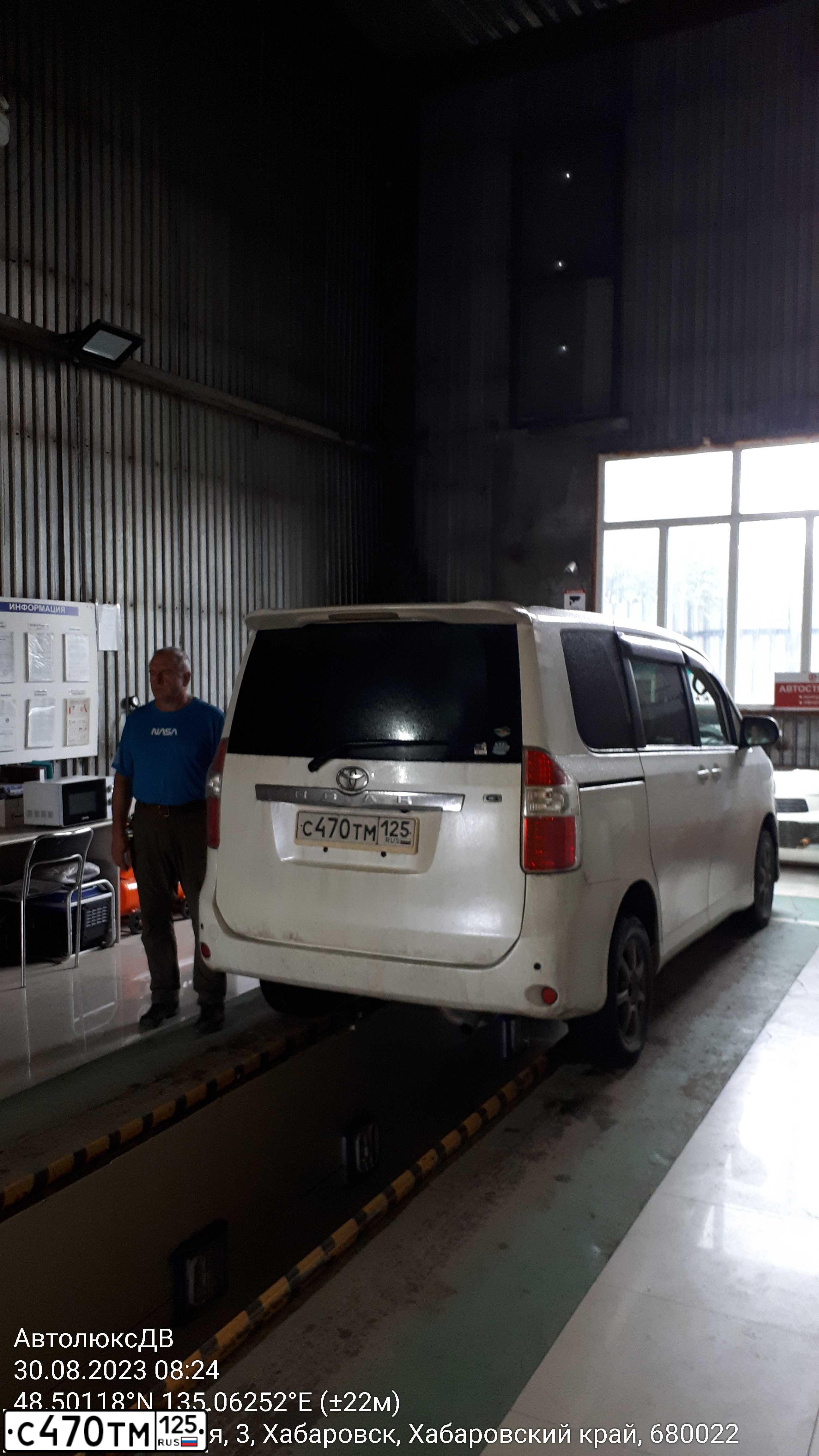 Фото автомобиля TOYOTA NOAH, 2008 — госномер Р498ОР27