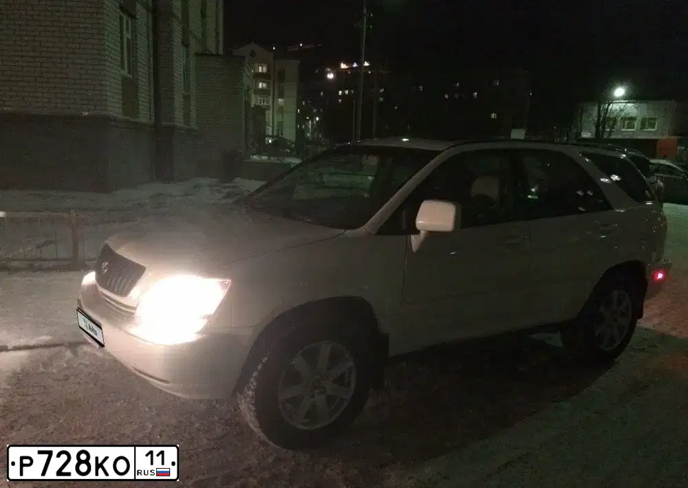 Фото автомобиля LEXUS RX, 1999 — госномер Р728КО11. Цвет: Белый