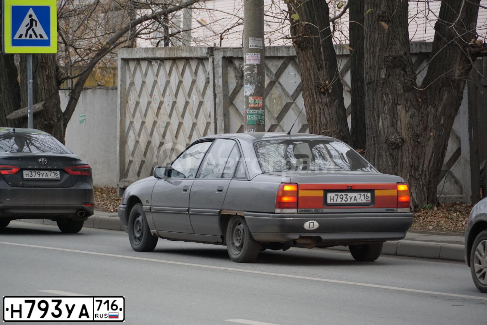 Фото автомобиля OPEL OMEGA, 1987 — госномер Н083ОС702. Цвет: белый(серый)