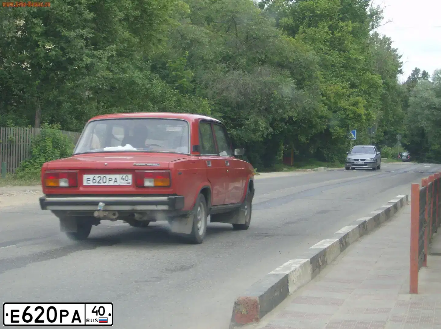 Фото автомобиля LADA 2105, 1995 — госномер Н233АУ761. Цвет: Красный