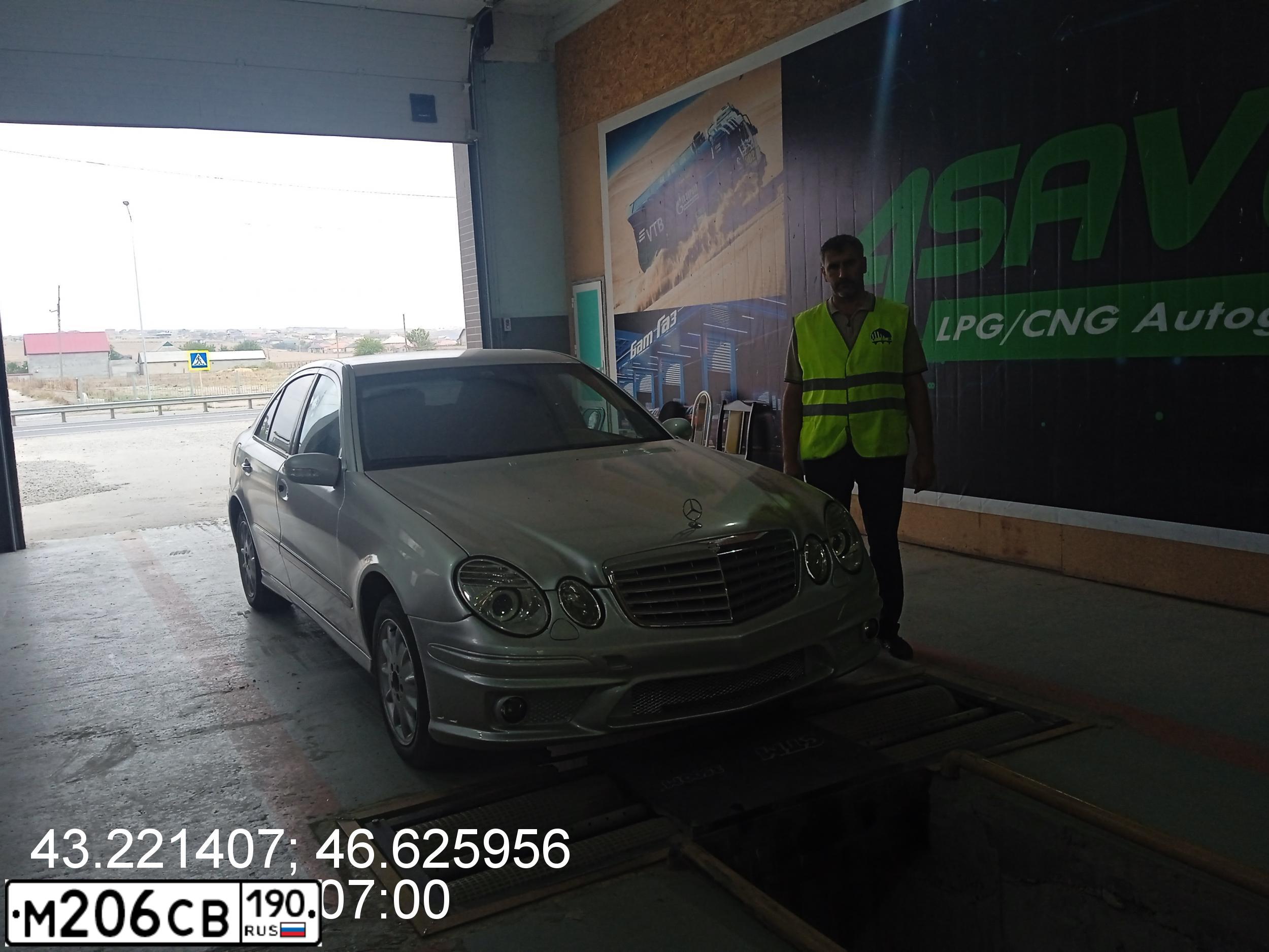 Фото автомобиля MERCEDES E-KLASSE, 2002 — госномер М206СВ05. Цвет: СЕРЫЙ