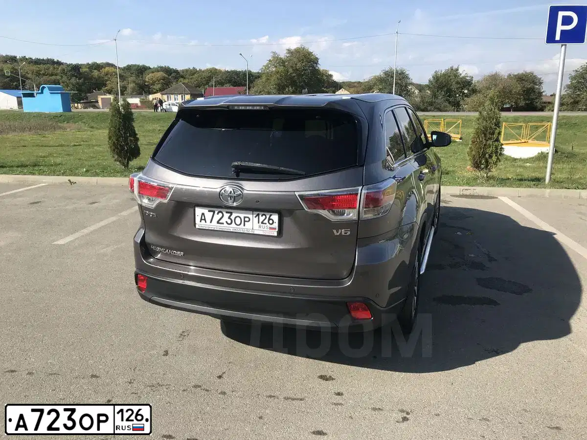 Фото автомобиля TOYOTA HIGHLANDER, 2015 — госномер Е926КВ761. Цвет: СЕРЫЙ