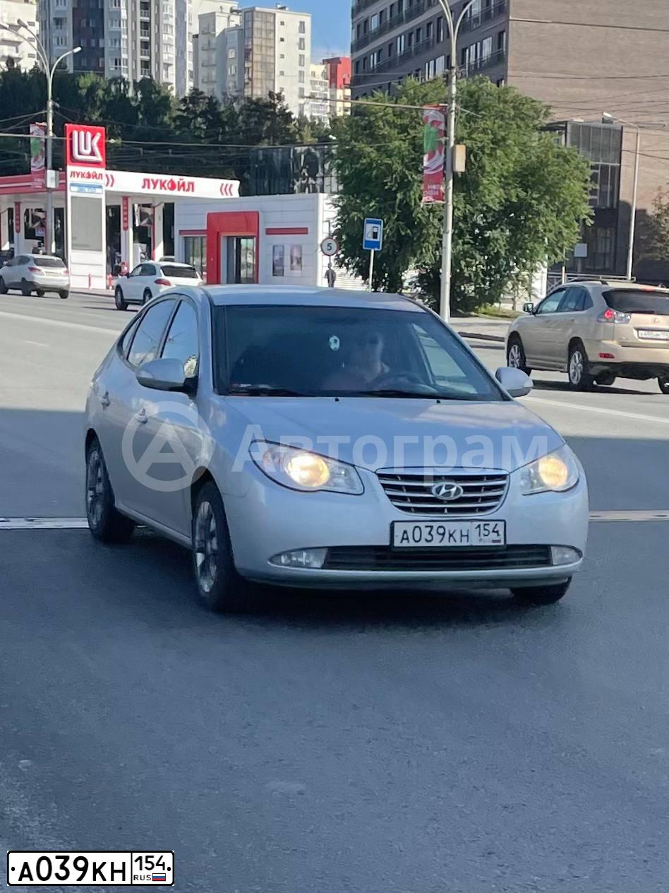 Фото автомобиля HYUNDAI ELANTRA, 2010 — госномер А039КН154. Цвет: СЕРЕБРИСТЫЙ