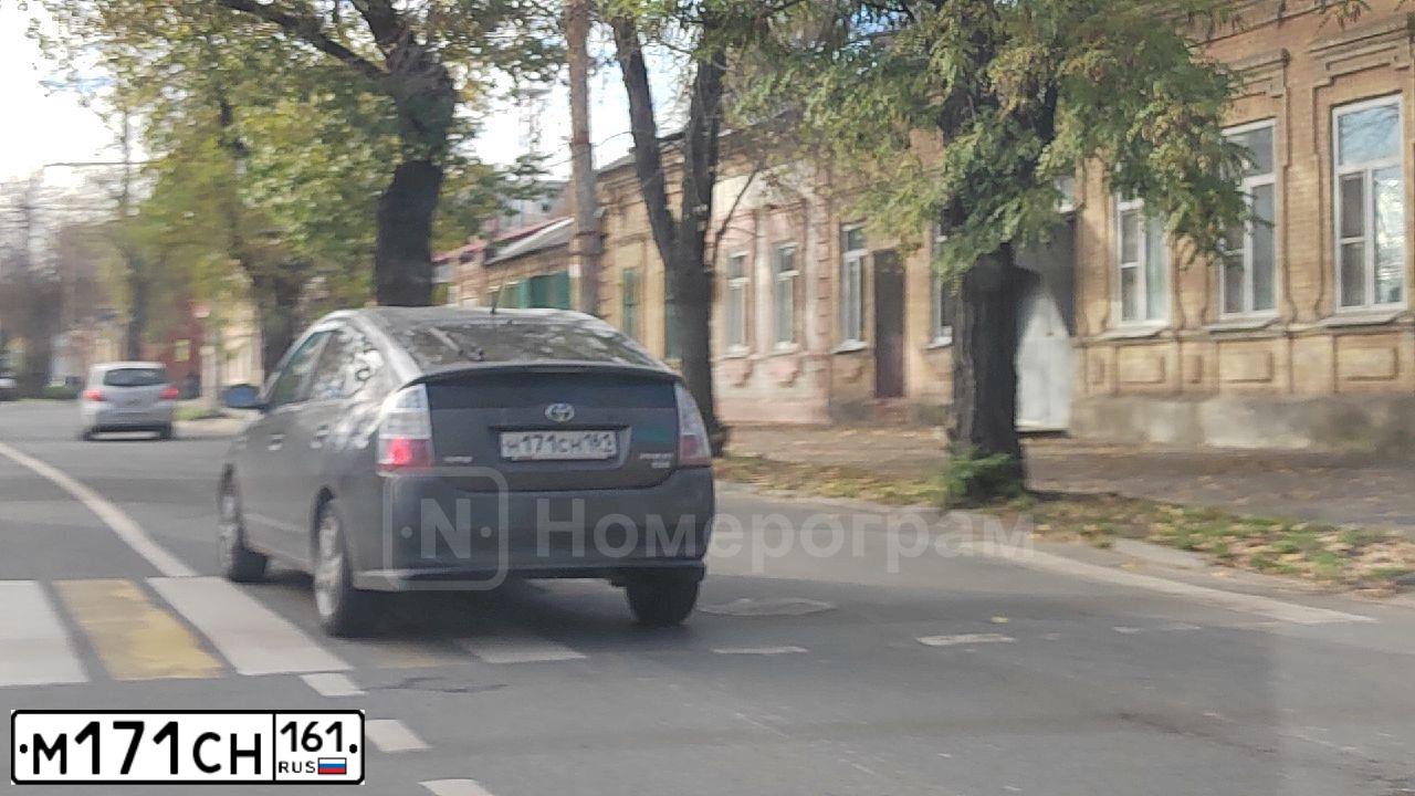 Фото автомобиля INFINITI M, 2011 — госномер М171СН161. Цвет: ЧЕРНЫЙ