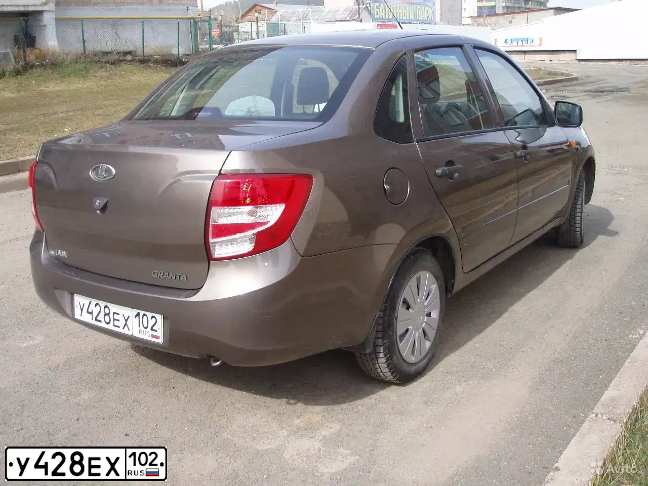 Фото автомобиля LADA 2190 GRANTA, 2013 — госномер У428ЕХ102. Цвет: Золотисто-коричневый