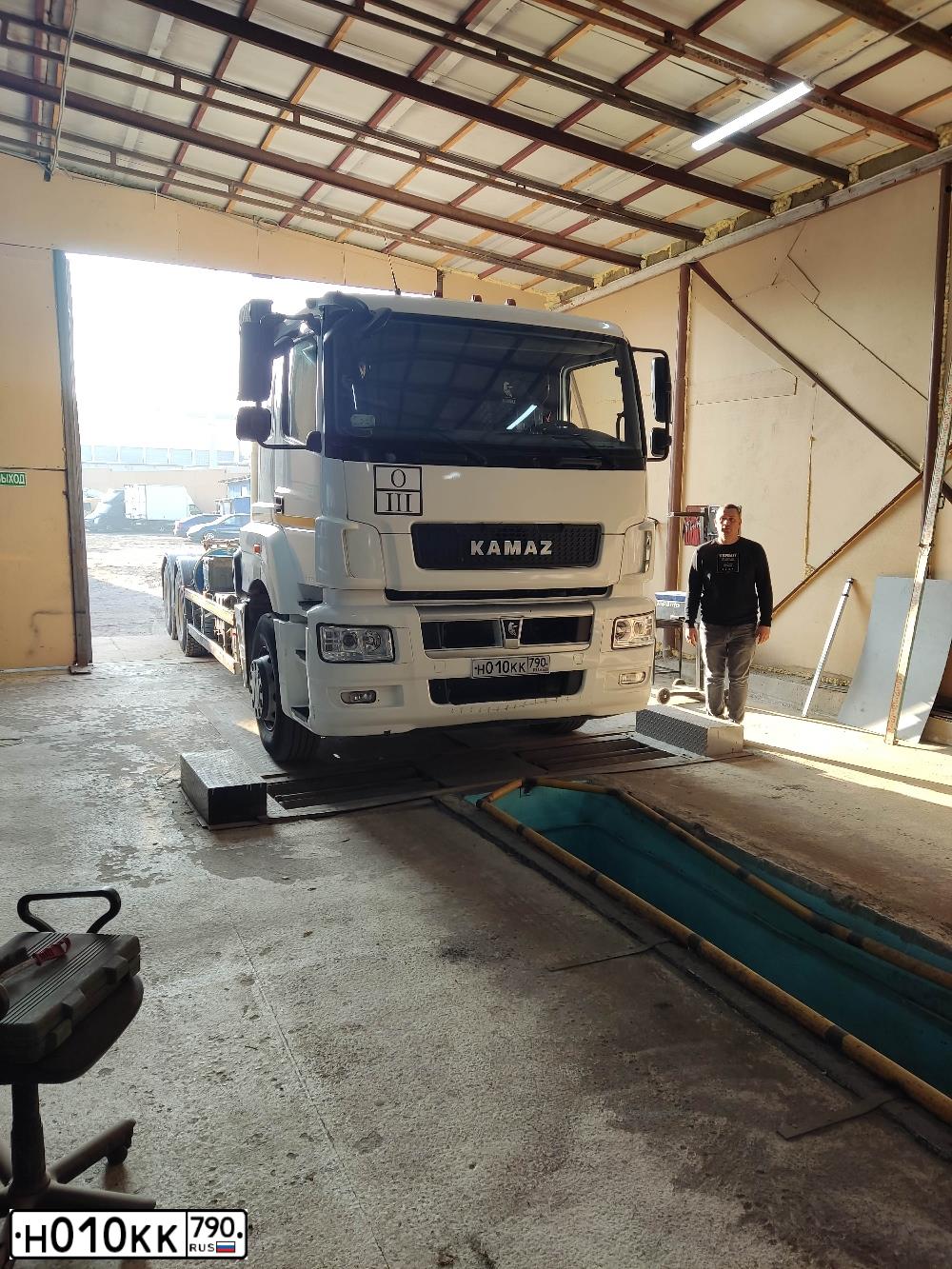 Фото автомобиля KAMAZ 6520, 2021 — госномер Н010КК790. Цвет: Белый