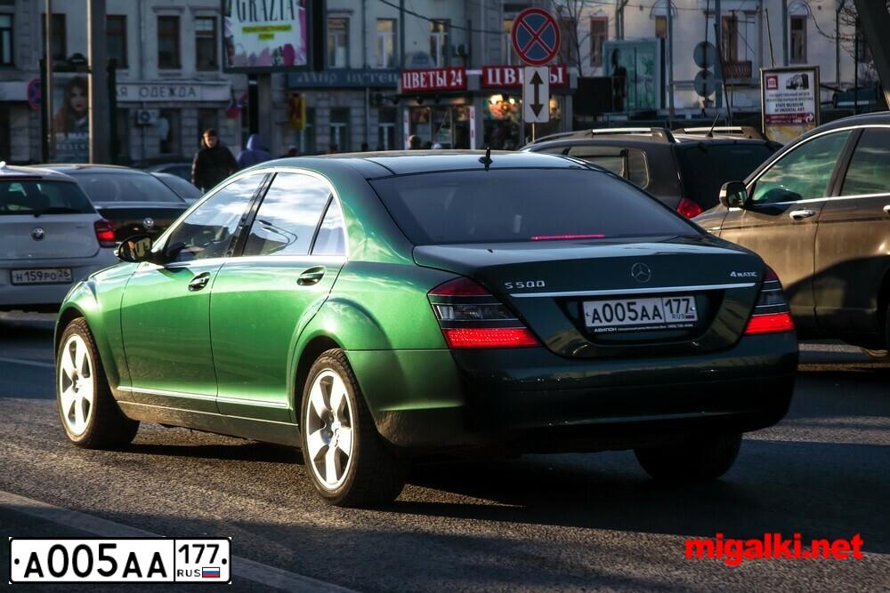 Фото автомобиля MERCEDES S-KLASSE, 2005 — госномер А005АА177. Цвет: ЗЕЛЕНЫЙ