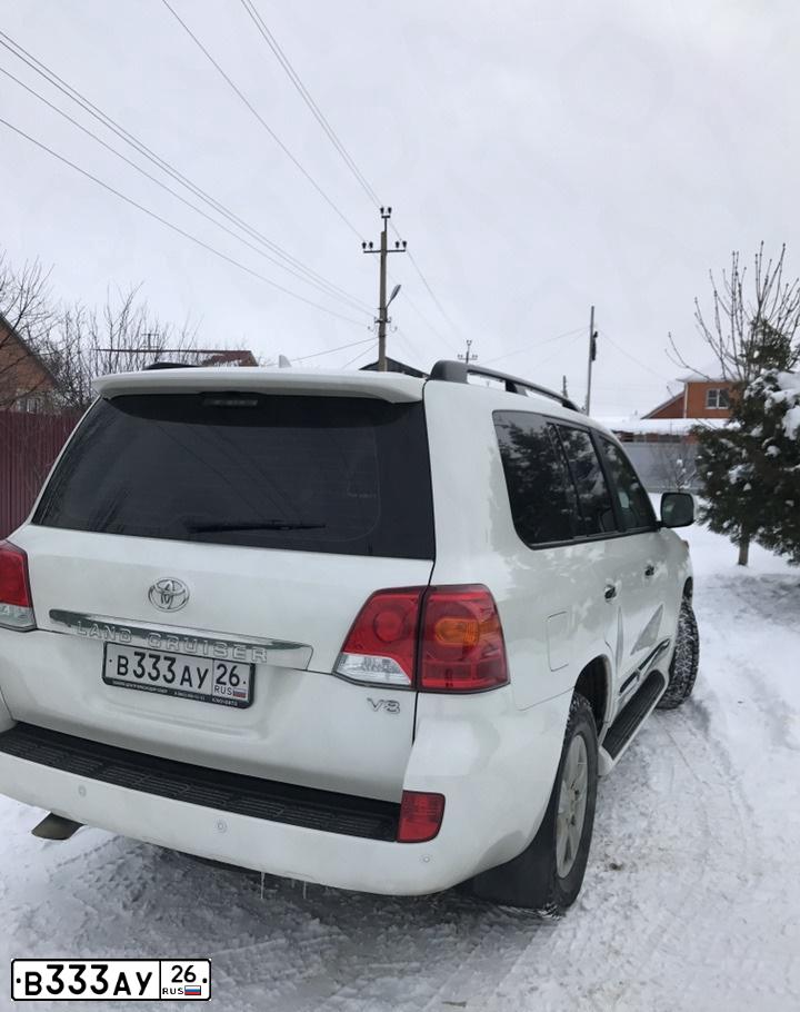 Фото автомобиля VOLKSWAGEN TOUAREG, 2012 — госномер В333АУ26. Цвет: БЕЛЫЙ