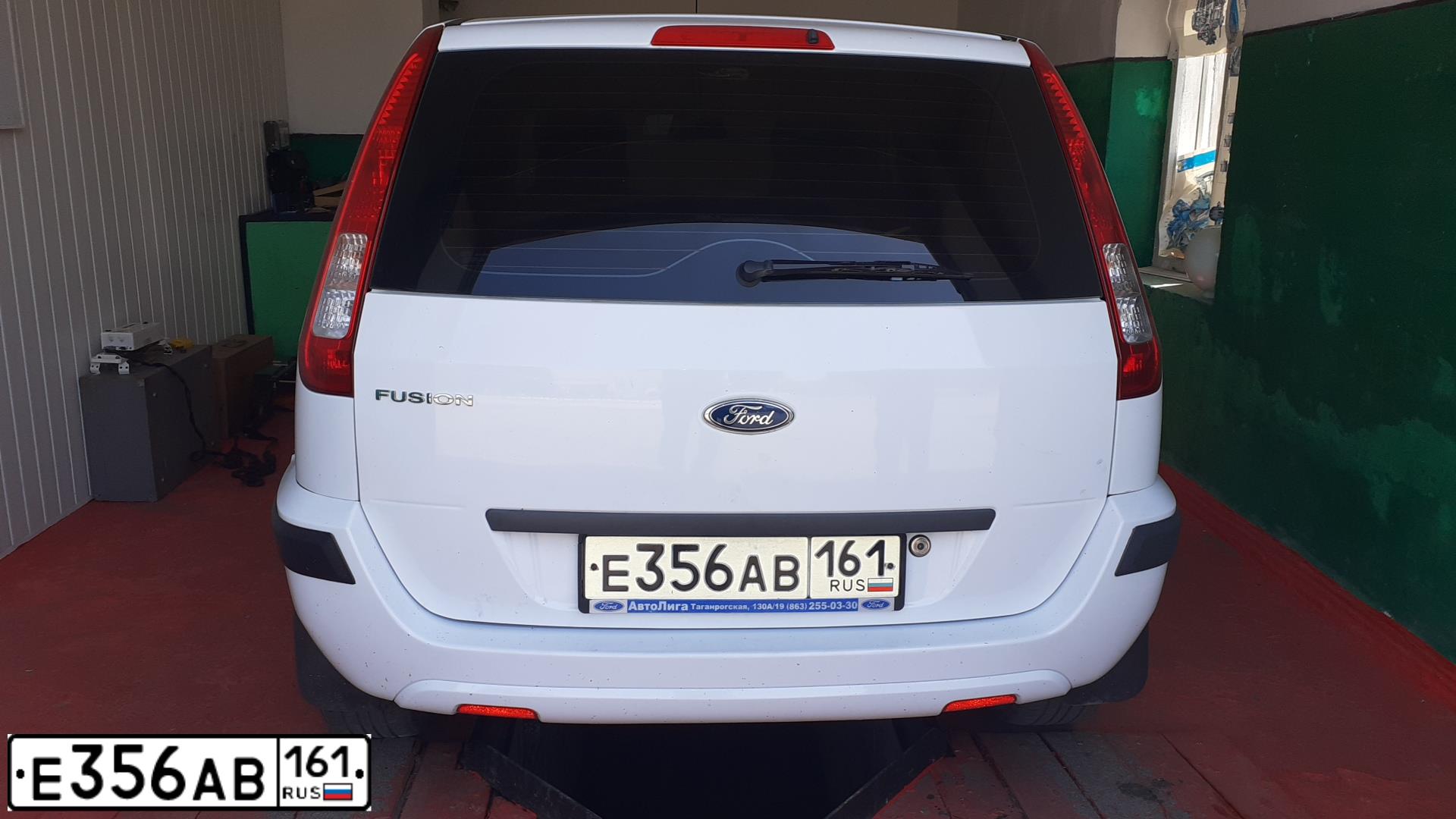 Фото автомобиля FORD FUSION, 2007 — госномер Е356АВ161. Цвет: Белый