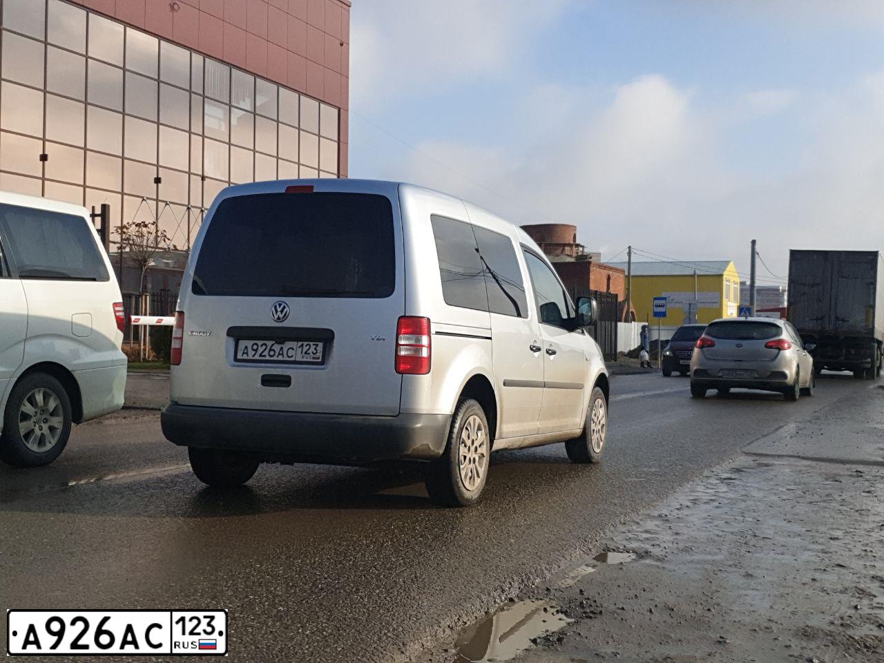 Фото автомобиля VOLKSWAGEN CADDY, 2011 — госномер А926АС123. Цвет: Серебристый