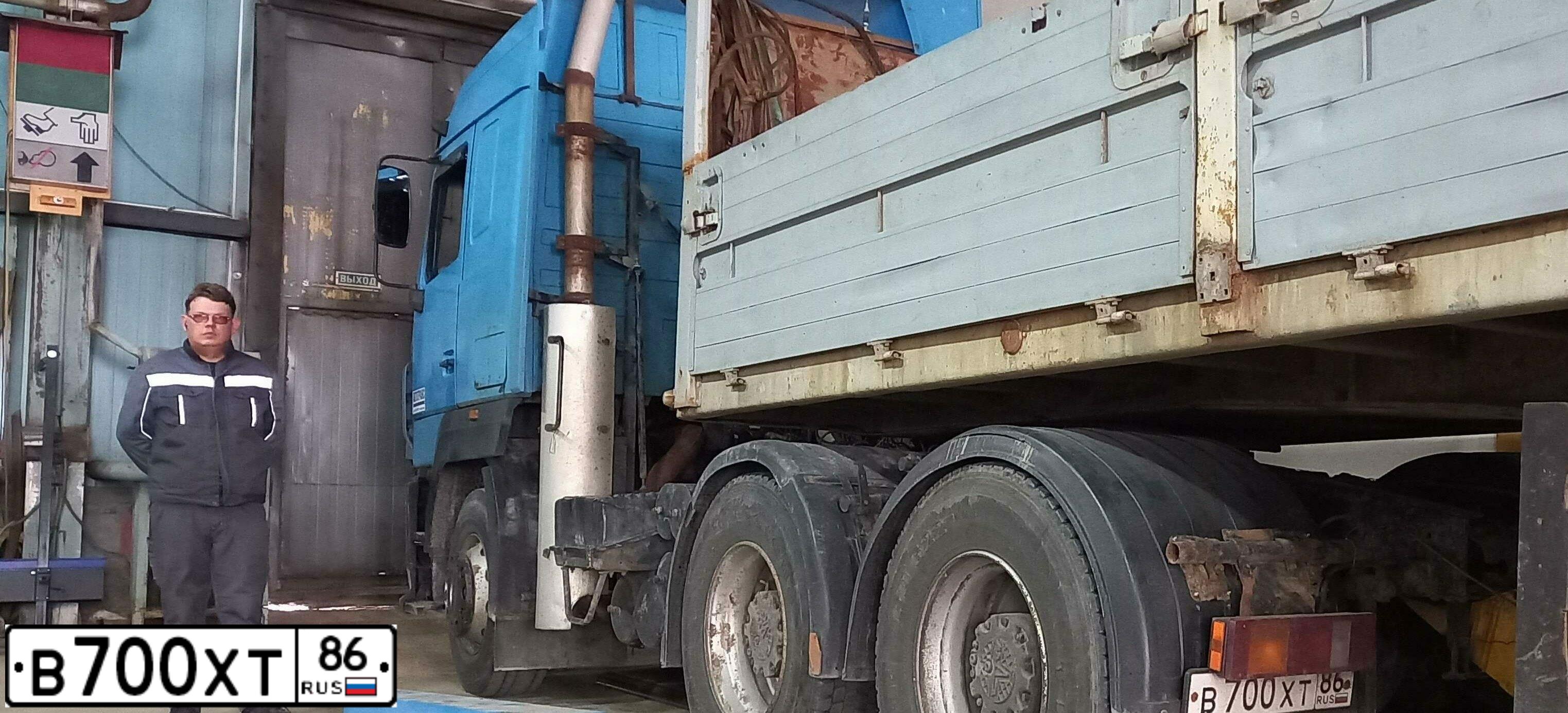 Фото автомобиля MAZ 6430, 2008 — госномер М148ЕА186. Цвет: синий