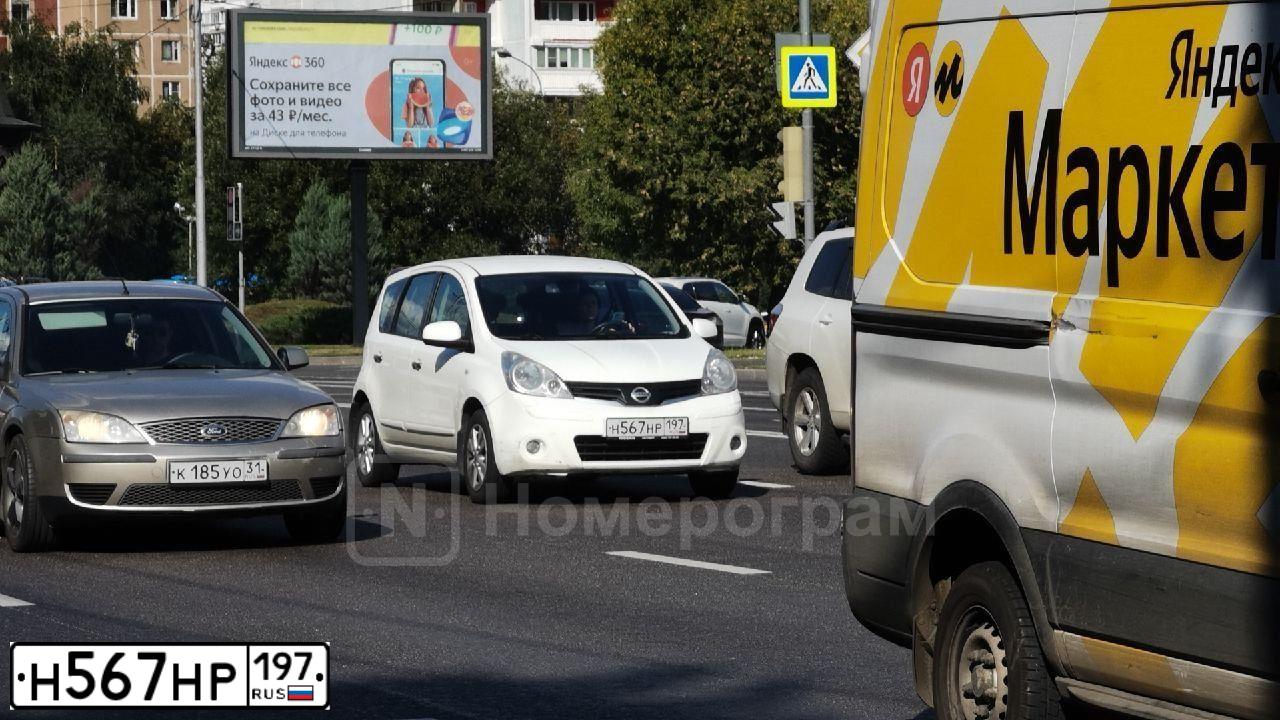 Фото автомобиля NISSAN NOTE, 2011 — госномер Х425ЕТ977. Цвет: Белый